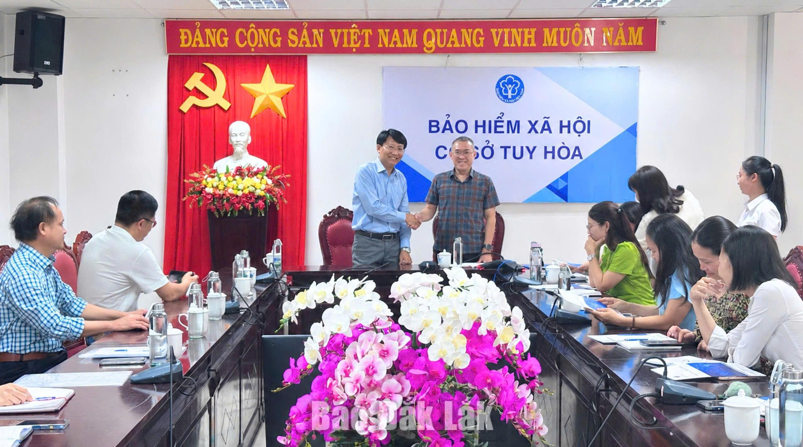 Đại diện Bệnh viện Mắt Sài Gòn Phú Yên và Bảo hiểm xã hội cơ sở Tuy Hòa trong buổi làm việc chiều 24/6/2026. 
