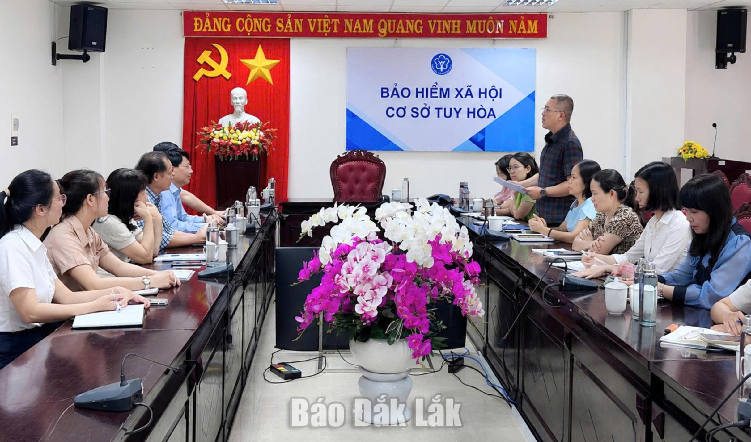 Ông Phạm Lê Hoài, Giám đốc Bảo Hiểm xã hội cơ sở Tuy Hòa phát biểu tại buổi làm việc.