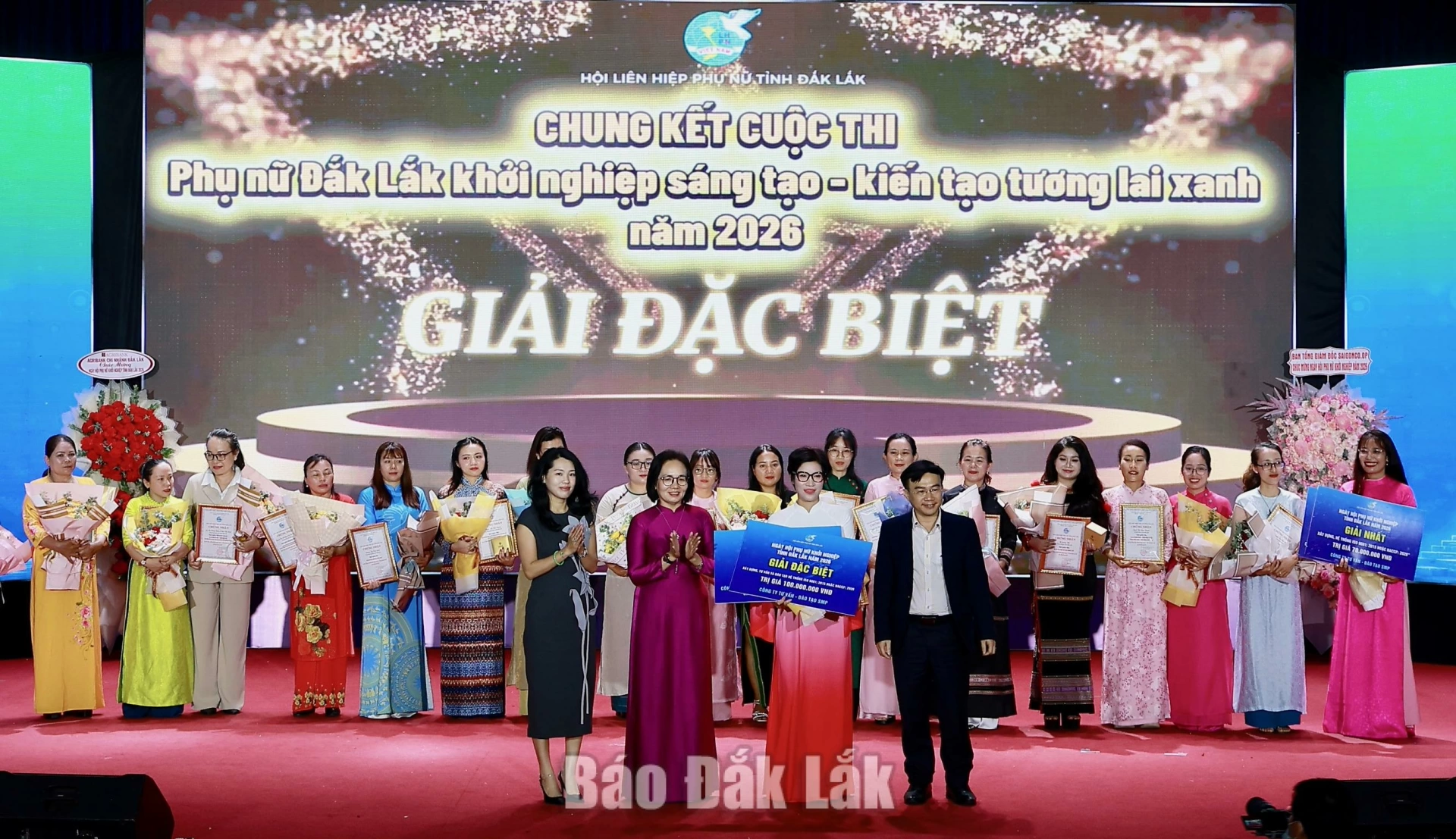 Ban tổ chức trao giải Đặc biệt cho thí sinh