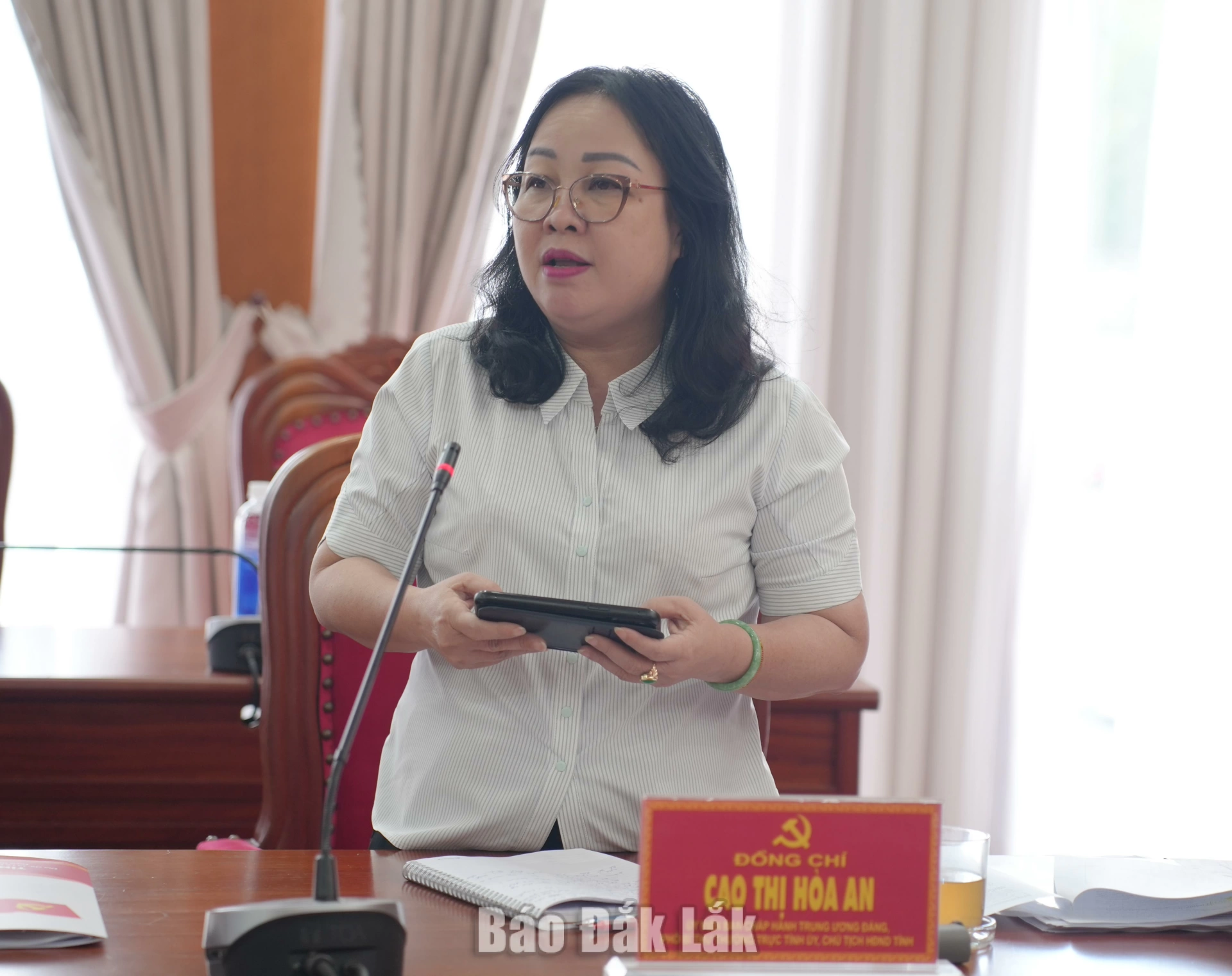 Đồng chí Cao Thị Hòa An, Ủy viên Trung ương Đảng, Phó Bí thư Thường trực Tỉnh ủy, Chủ tịch HĐND tỉnh phát biểu tại hội nghị.