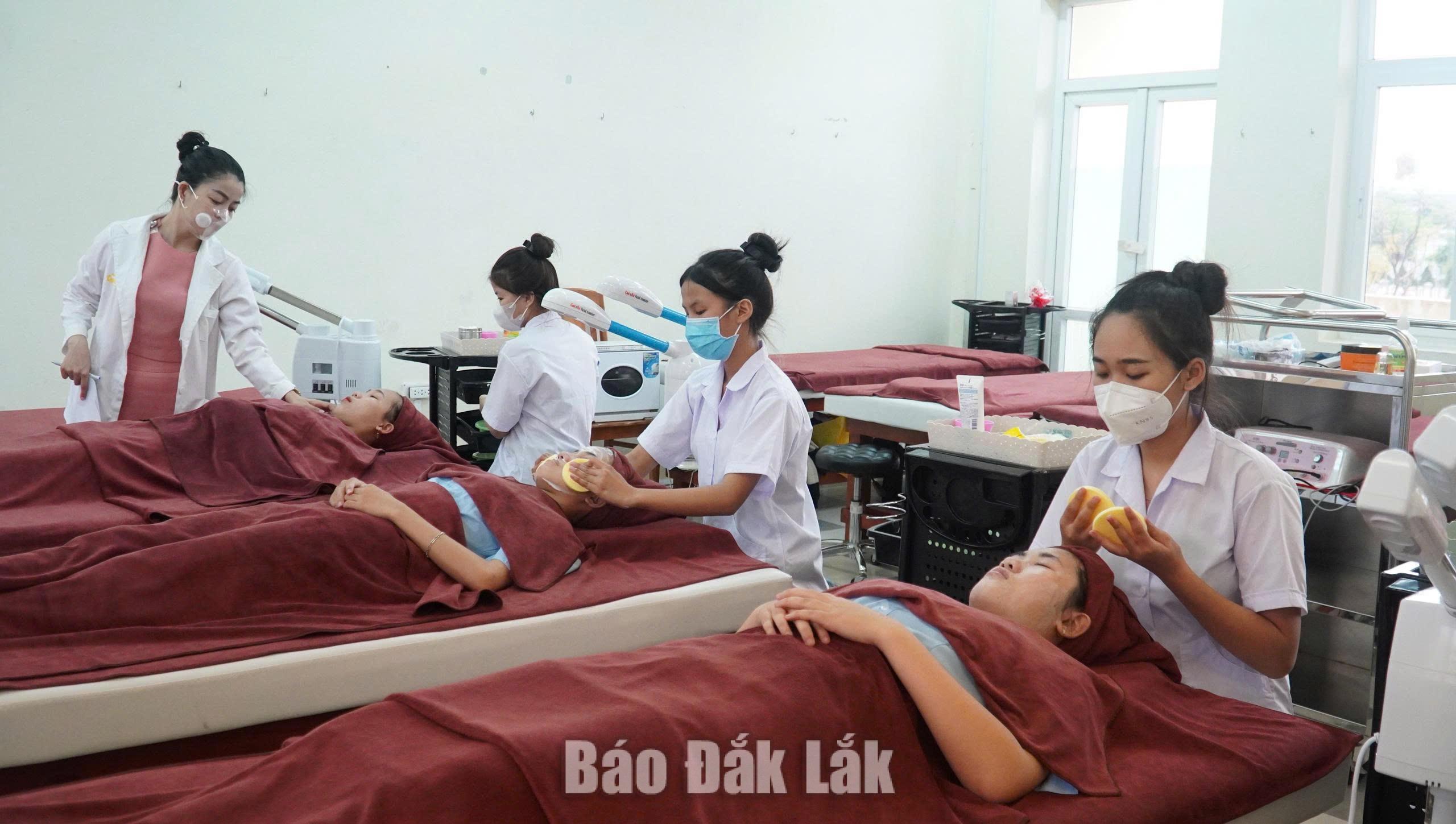 Mở rộng cơ hội nghề nghiệp cho học sinh sau trung học cơ sở 2 Chuyên gia ngành Chăm sóc sắc đẹp tham gia hướng dẫn thực hành cho các bạn học sinh.