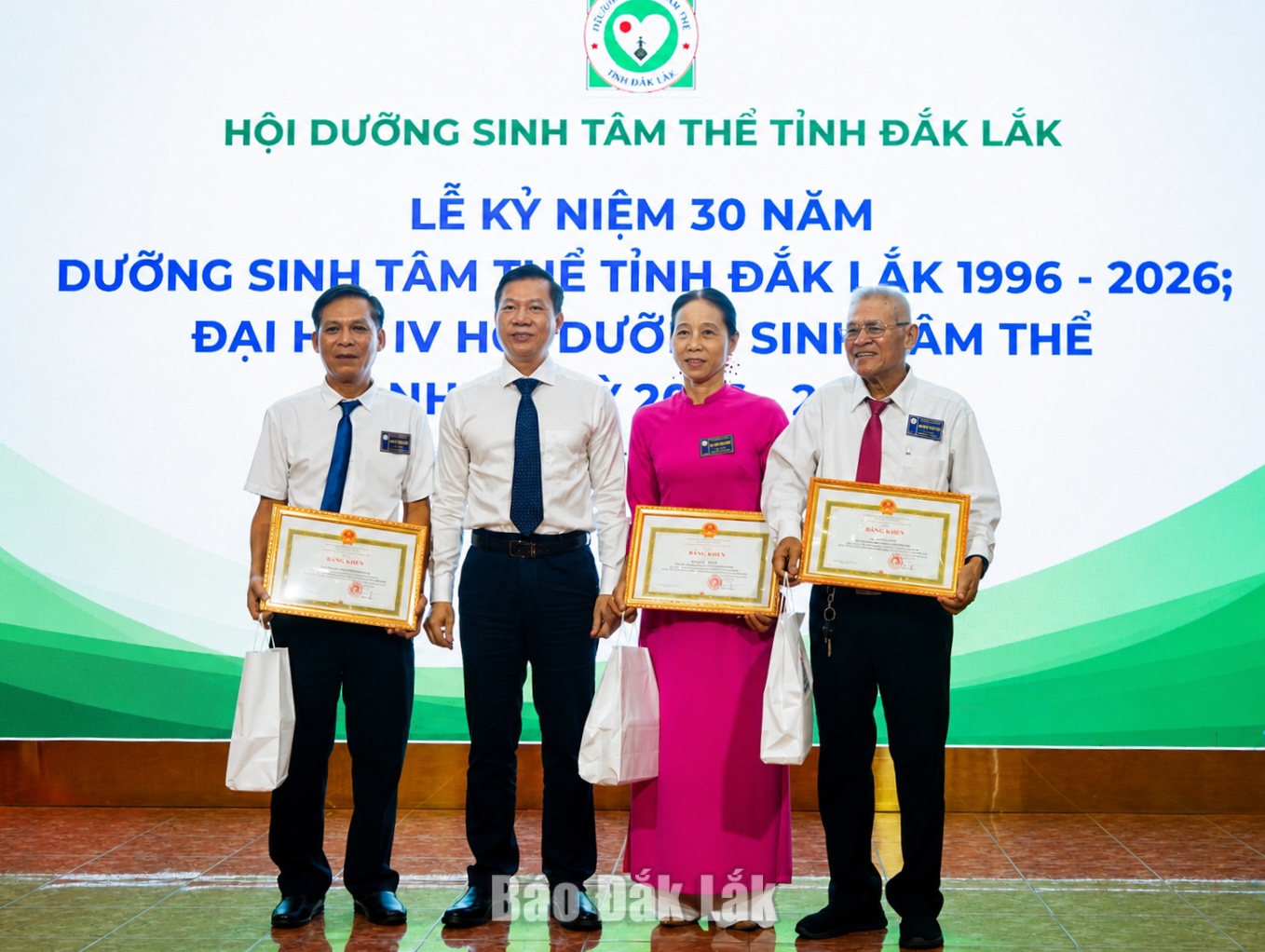Tập thể và cá nhân nhận bằng khen của UBND tỉnh