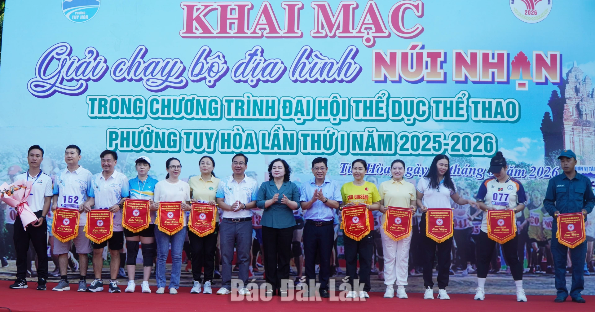 230 vận động viên tham gia Giải chạy bộ địa hình núi Nhạn 1 Các đồng chí Huỳnh Lữ Tân, Ủy viên Ban Thường vụ Tỉnh ủy, Trưởng Ban Quản lý Khu kinh tế Phú Yên; Đào Bảo Minh, Ủy viên Ban Thường vụ Tỉnh ủy, Bí thư Đảng ủy, Chủ tịch HĐND phường Tuy Hòa tặng cờ lưu niệm cho các đơn vị tham gia.