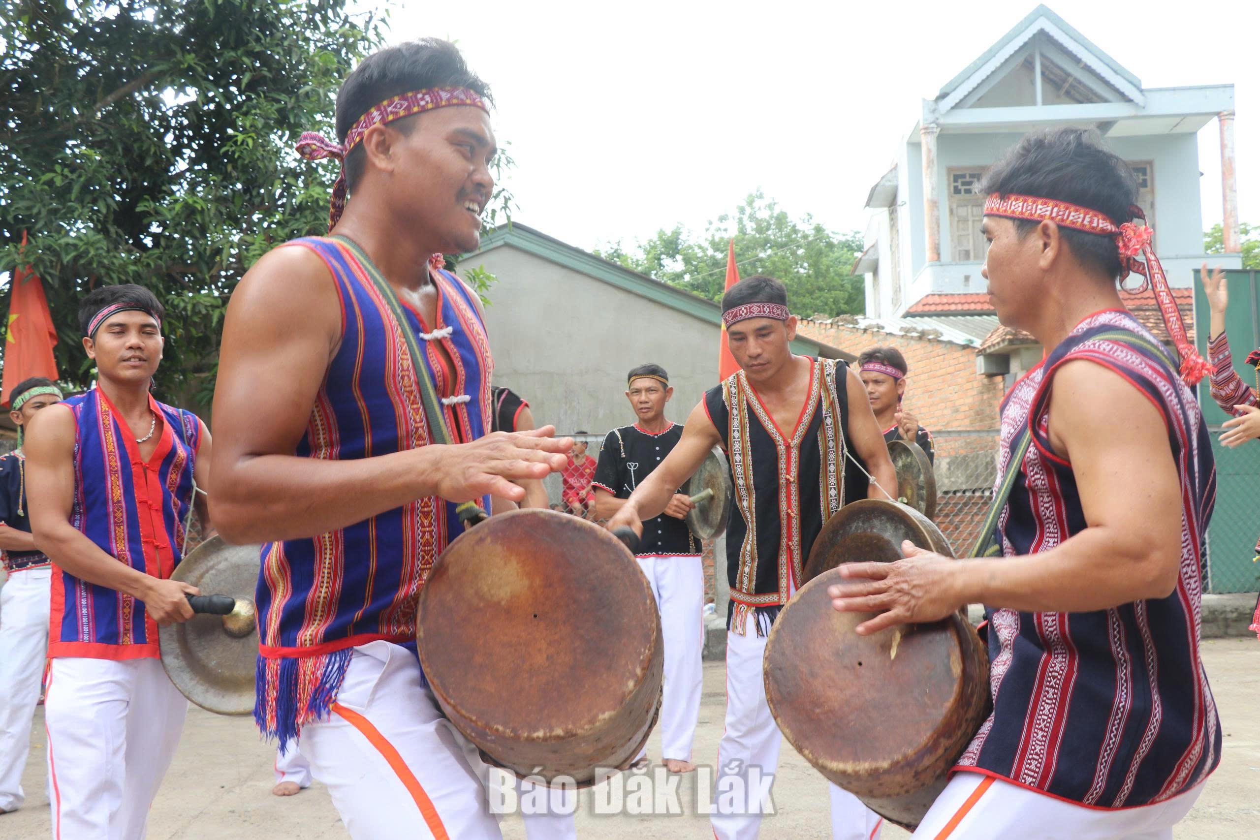 Biểu diễn Trống đôi, cồng ba, chiêng năm ở thôn Xí Thoại. Ảnh: T. Thảo