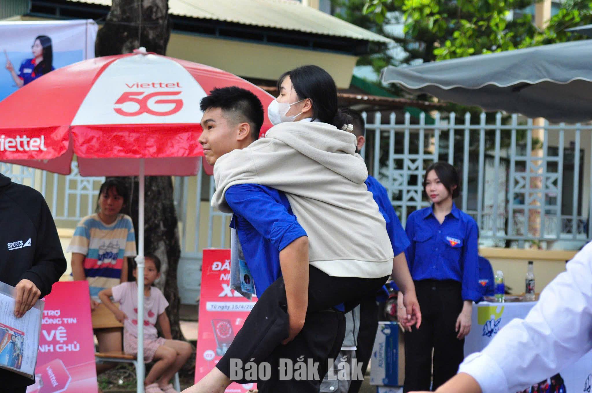 Những thí sinh “đặc biệt” 5 Thanh niên tình nguyện cõng một thí sinh vào phòng thi tại điểm thi Trường THPT Buôn Đôn (xã Ea Wer).
