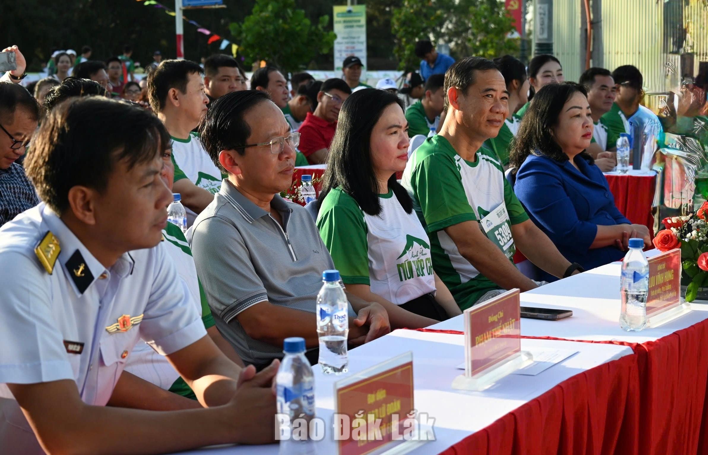 Đại biểu tham dự khai mạc.