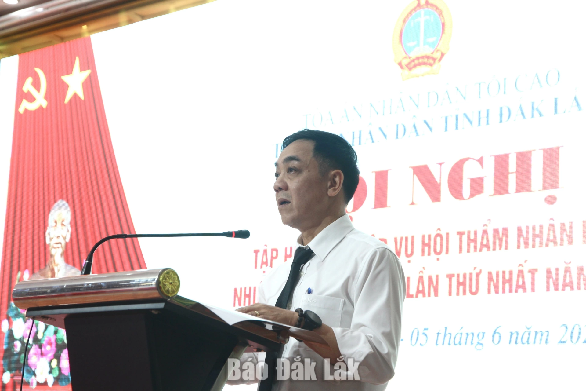 Chánh án TAND tỉnh Nguyễn Văn Chung phát biểu tại hội nghị.