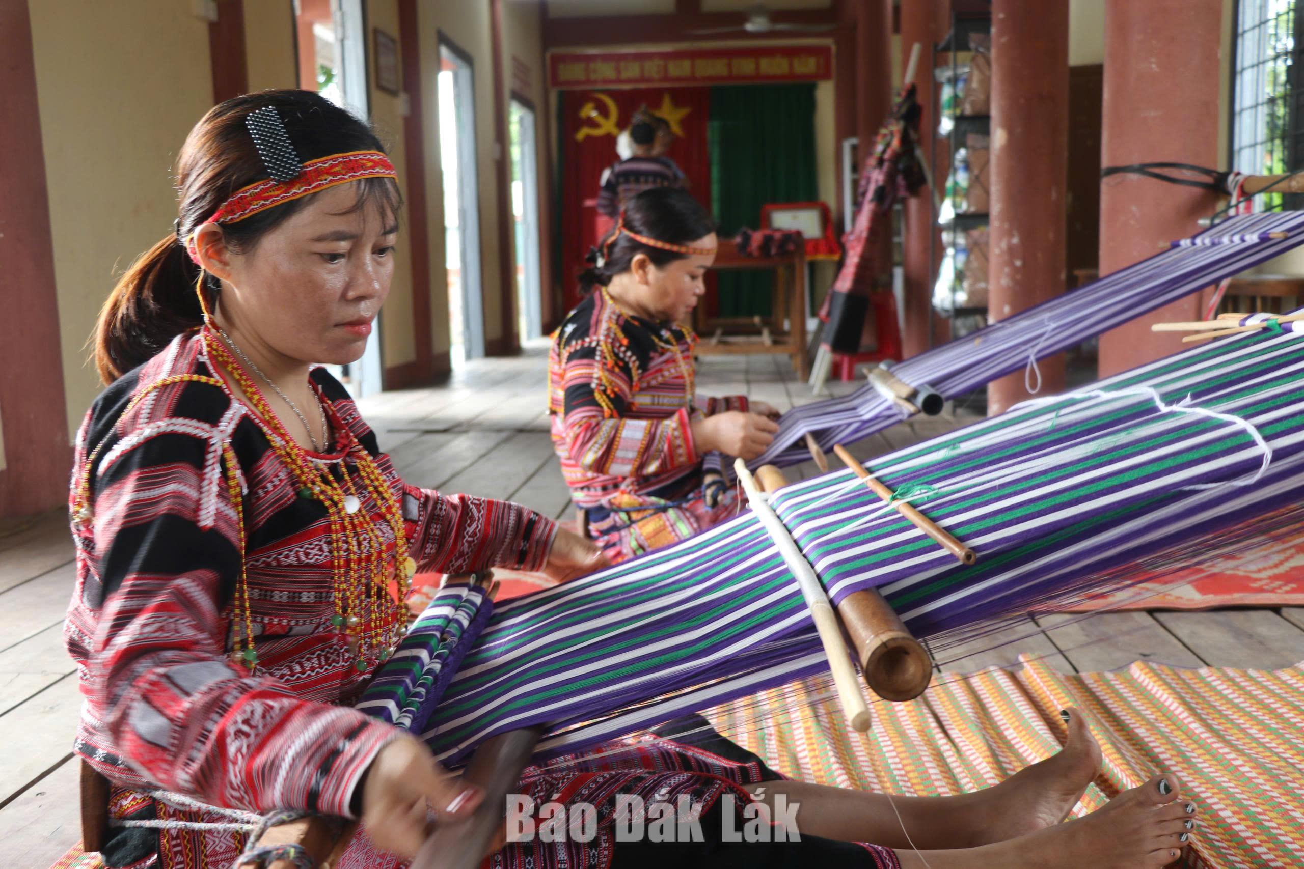Nghề dệt thổ cẩm của người Ba Na ở thôn Xí Thoại (xã Xuân Lãnh) là một trong những giá trị văn hóa truyền thống đặc sắc của địa phương được bảo tồn và phát huy giá trị. Ảnh: T.Thảo