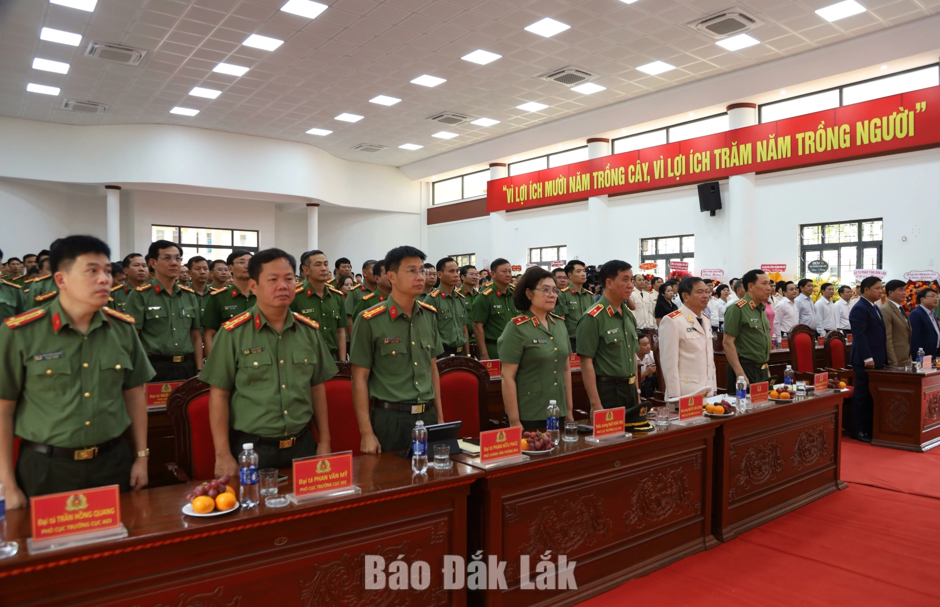 Các đại biểu nghe công bố Quyết định của Bộ Công an.