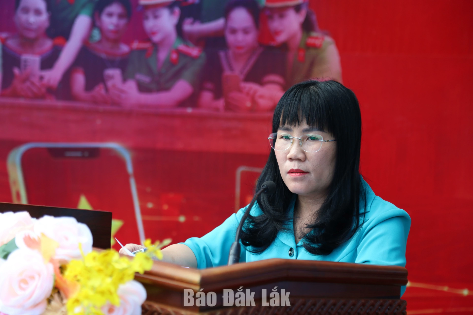 Ra quân hỗ trợ người dân kích hoạt VNeID, thực hiện Đề án 06 3 đồng chí: Hồ Thị Nguyên Thảo, Ủy viên Ban Thường vụ Tỉnh ủy, Phó Chủ tịch Thường trực UBND tỉnh phát biểu chỉ đạo tại buổi lễ.