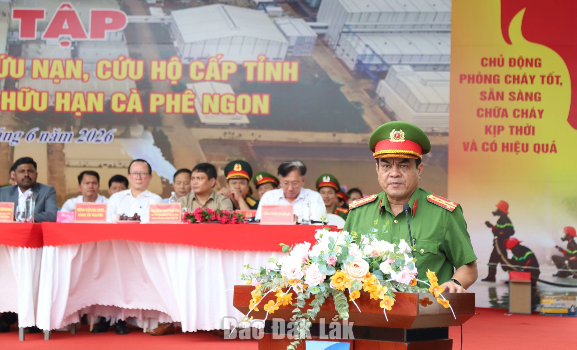 Đại tá Y San ADrơng, Phó Giám đốc Công an tỉnh, Phó Trưởng Ban Chỉ đạo PCCC và CNCH tỉnh phát động thực tập.