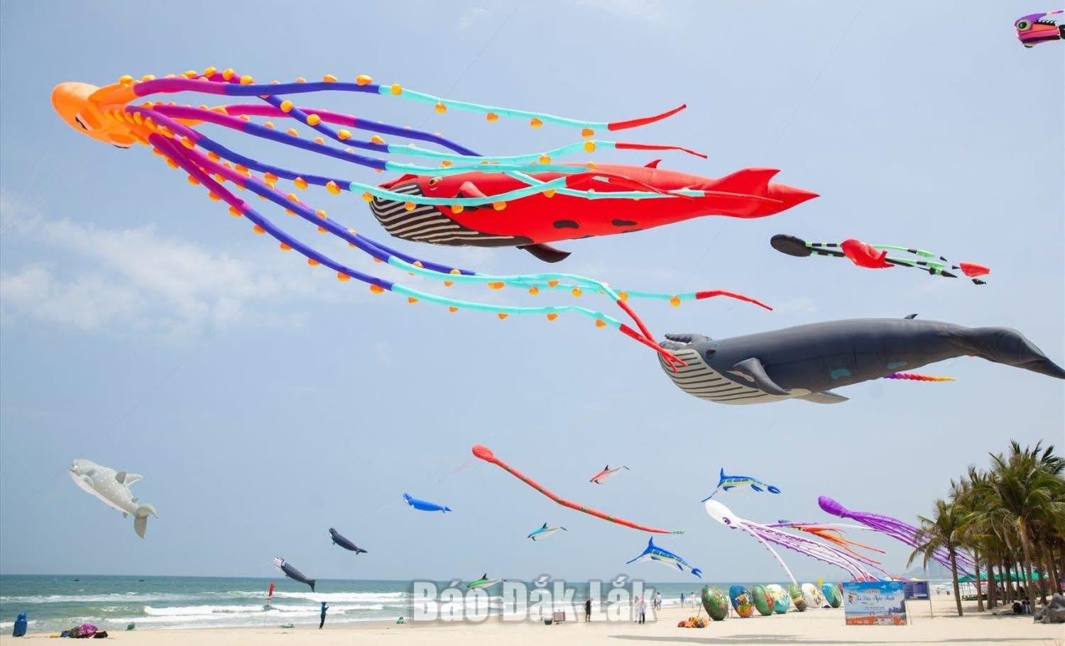 Những chú diều bay rợp trời trên bãi biển Tuy Hòa.