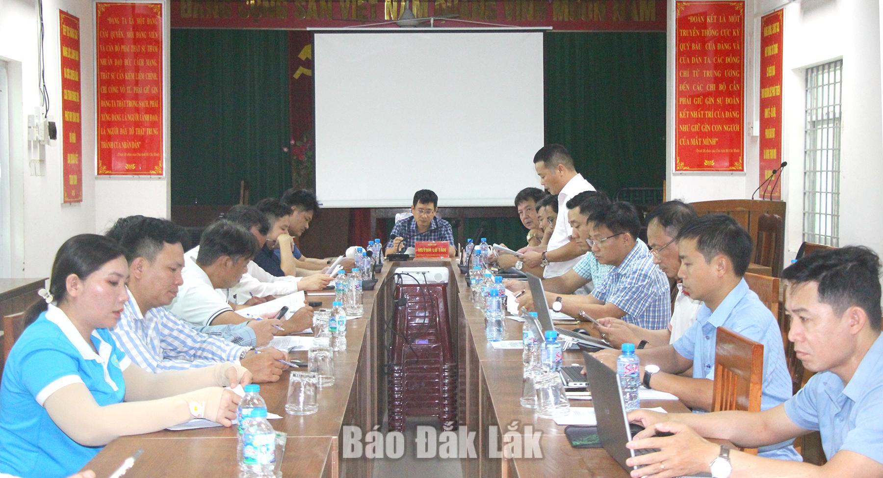 Lãnh đạo xã Hòa Xuân báo cáo tiến độ thực hiện chiến dịch tại buổi làm việc.