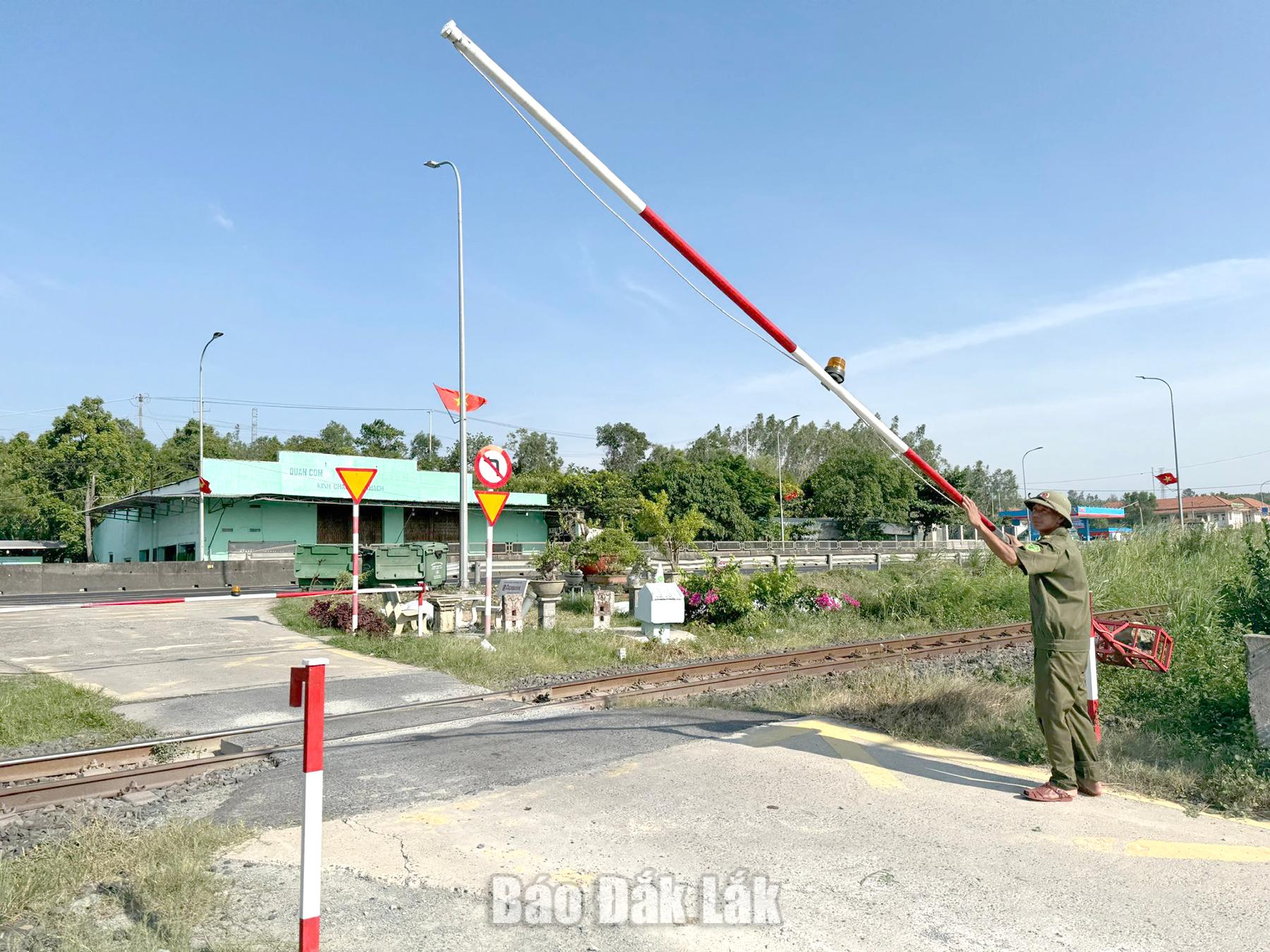 Tăng cường bảo đảm an toàn giao thông đường sắt 2 Một gác chắn giao nhau giữa đường sắt và đường dân sinh tại phường Bình Kiến.