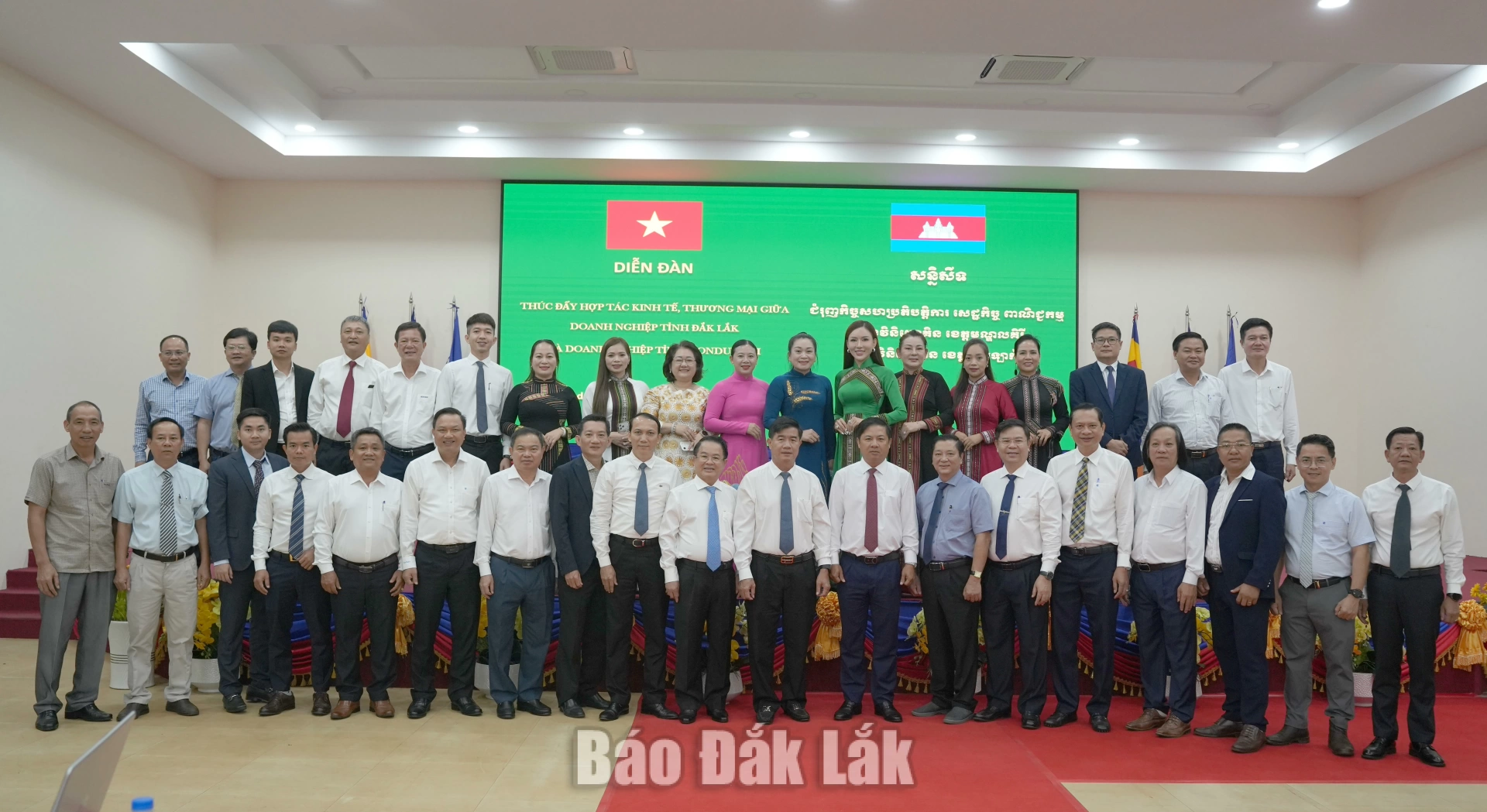 Đắk Lắk tổ chức Diễn đàn thúc đẩy hợp tác kinh tế, thương mại với tỉnh Mondulkiri 8 Các đại biểu chụp hình lưu niệm.