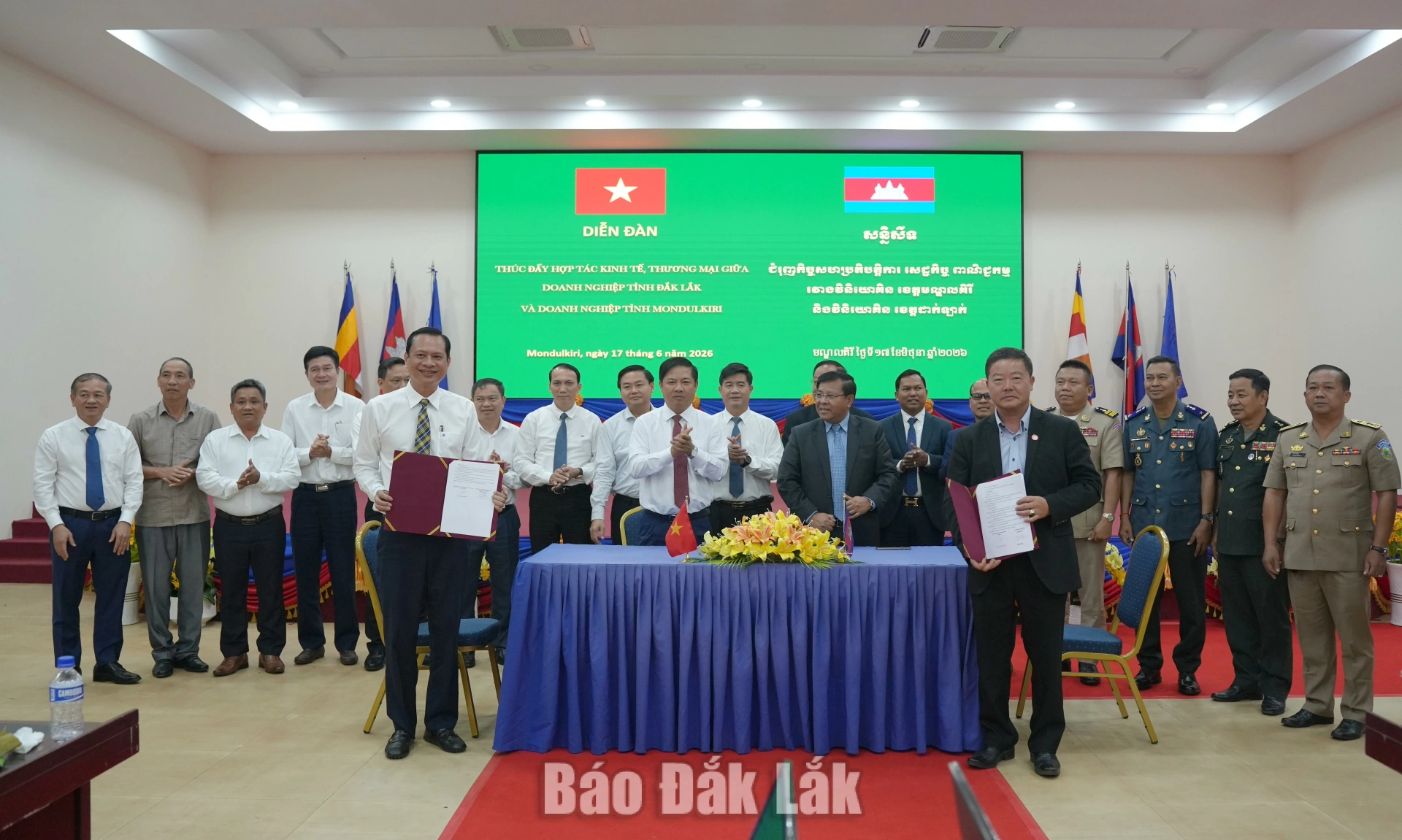 Đắk Lắk tổ chức Diễn đàn thúc đẩy hợp tác kinh tế, thương mại với tỉnh Mondulkiri 6 Các đồng chí lãnh đạo chứng kiến Hiệp hội Doanh nghiệp tỉnh Đắk Lắk và tổ chức đại diện cộng đồng doanh nghiệp tỉnh Mondulkiri ký kết Biên bản ghi nhớ hợp tác.