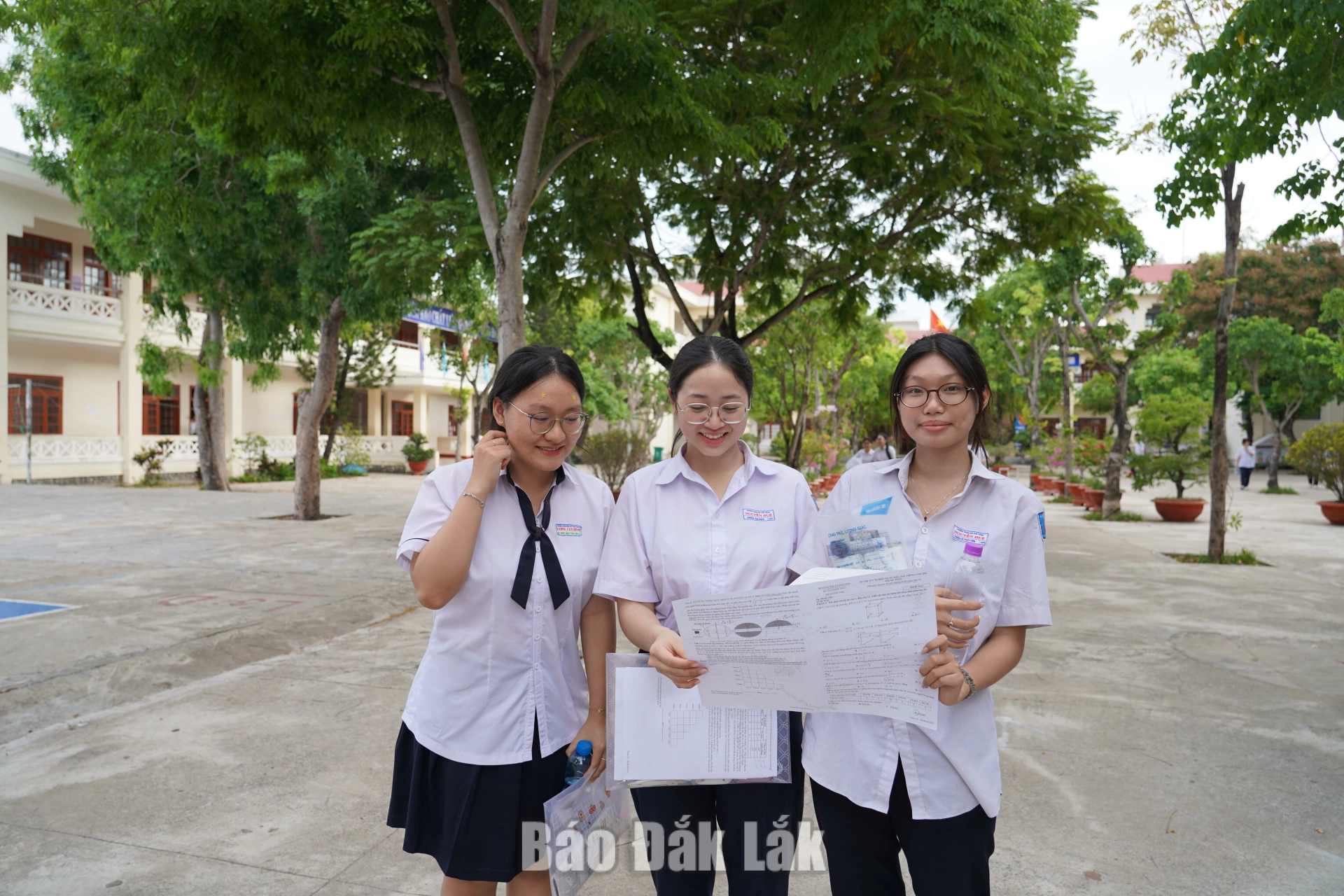 Các thí sinh ở điểm thi Trường THCS Lương Thế Vinh (phường Tuy Hòa) rời phòng thi sau 90 phút làm bài thi Toán.