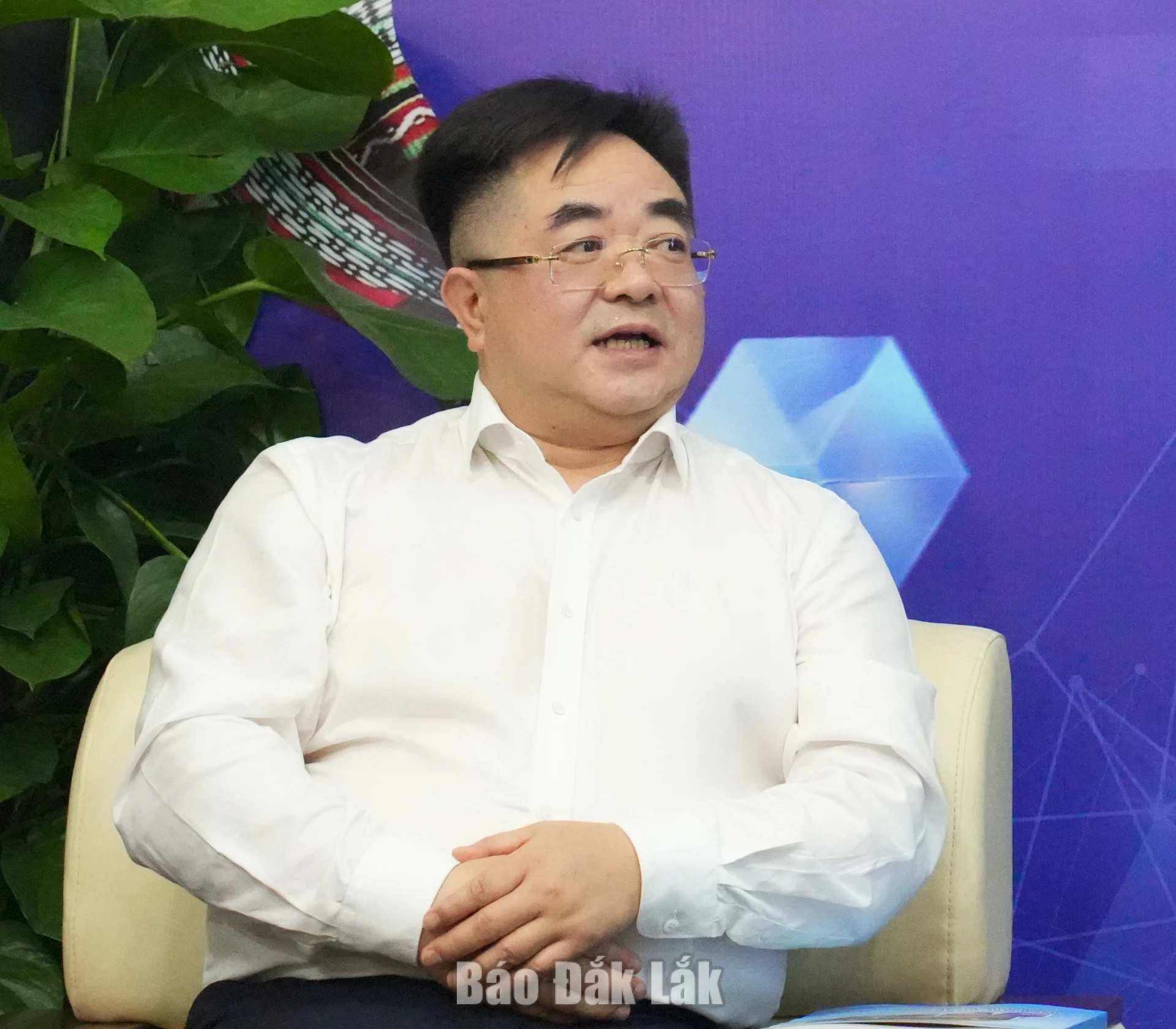 Ông Chen Xian Gen, Chủ tịch Hội đồng quản trị Công ty TNHH Năng lượng Hoa Nam thông tin về kế hoạch cải tạo, xây dựng nhà máy trên cơ sở hạ tầng cũ của Công ty TNHH Sản xuất ô tô JRD - Việt Nam.