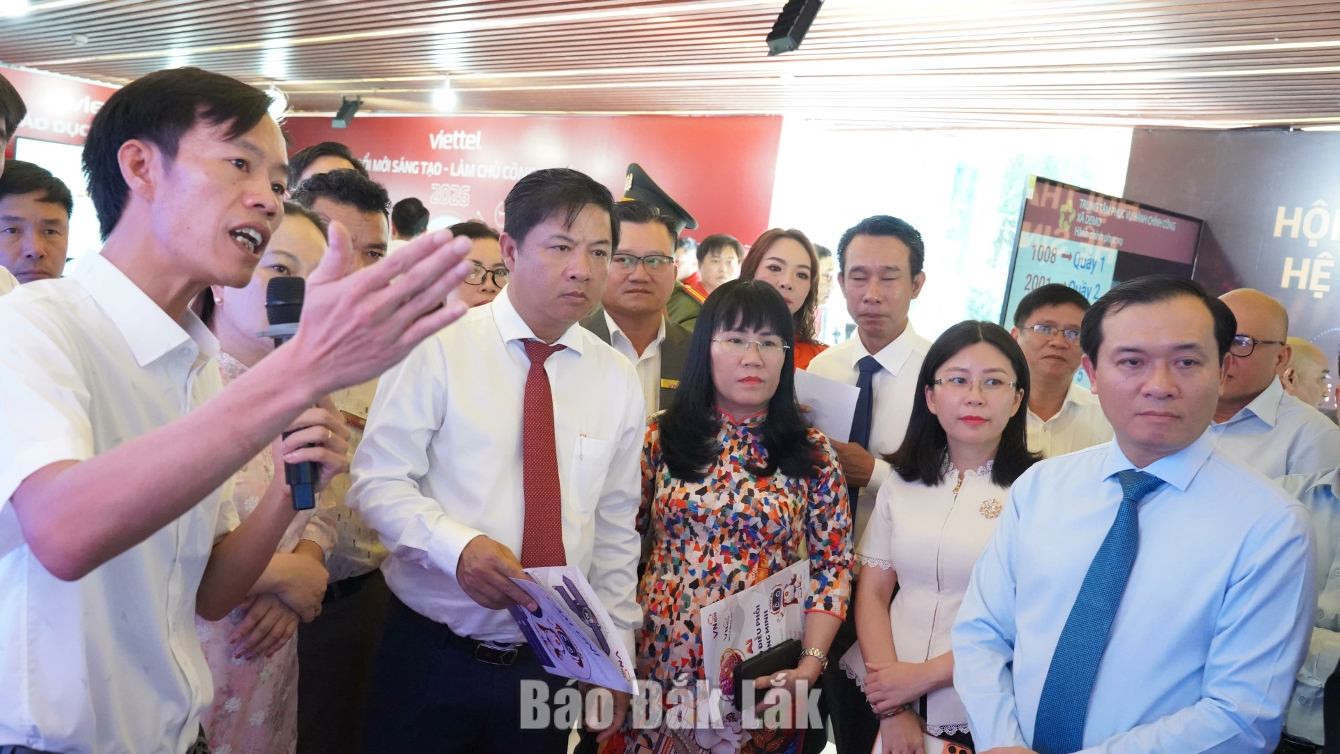 Đồng chí Lương Nguyễn Minh Triết, Ủy viên Trung ương Đảng, Bí thư Tỉnh ủy, Trưởng Đoàn ĐBQH tỉnh và các đồng chí lãnh đạo tỉnh đang nghe doanh nghiệp công nghệ trình bày về ứng dụng Al trong lĩnh vực cải cách thủ tục hành chính.