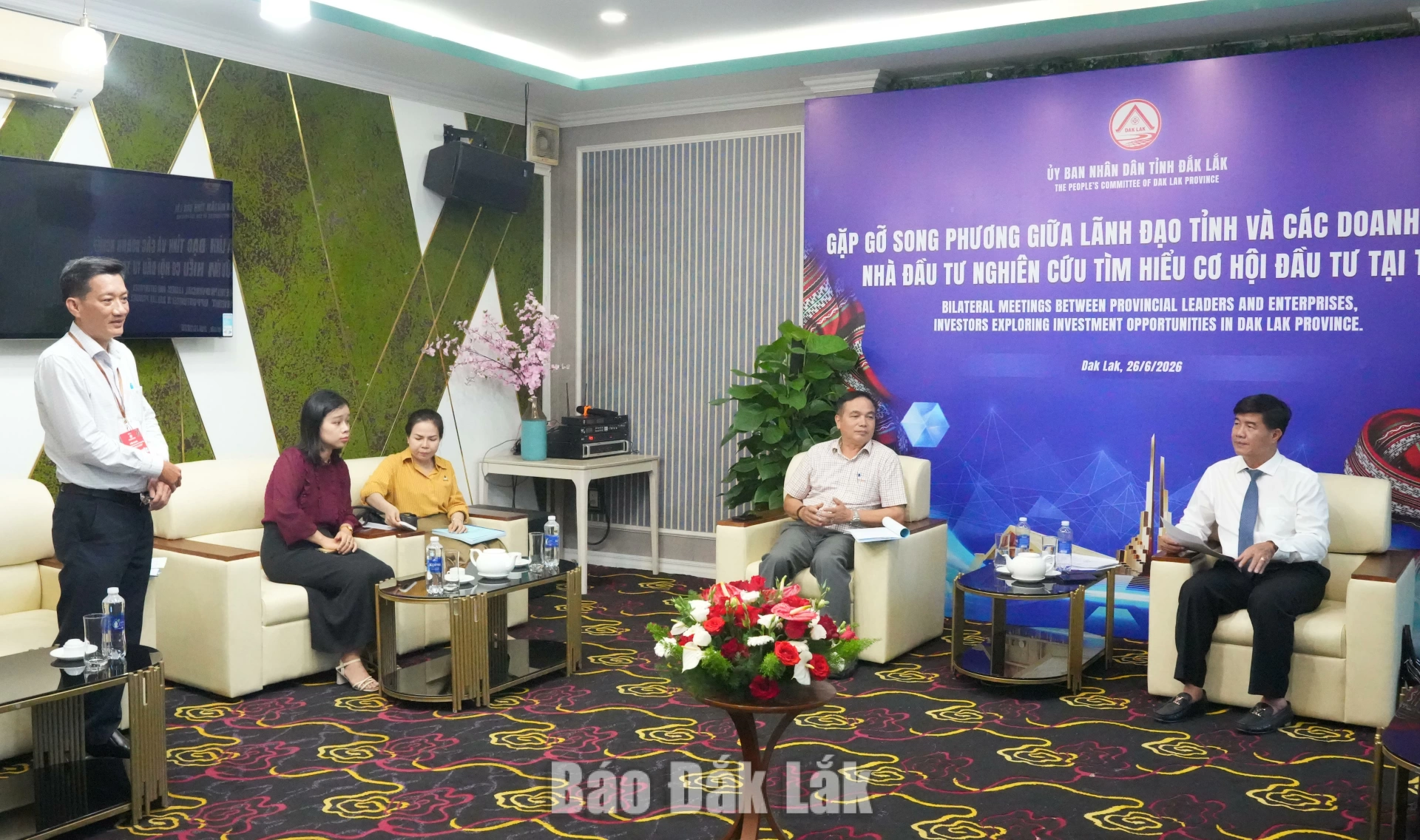 Lãnh đạo Sở Tài chính giải đáo các nội dung mà Công ty cổ phần Bệnh viện Phục hồi chức năng Tây Nguyên quan tâm trong triển khai đầu tư dự án.