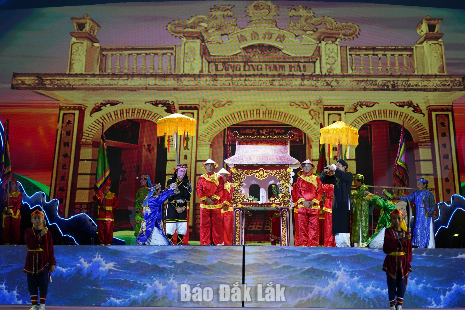 tái hiện nghi thức rước sắc Thần Nam Hải - một trong những nghi lễ quan trọng, thiêng liêng nhất của Lễ hội Cầu ngư.