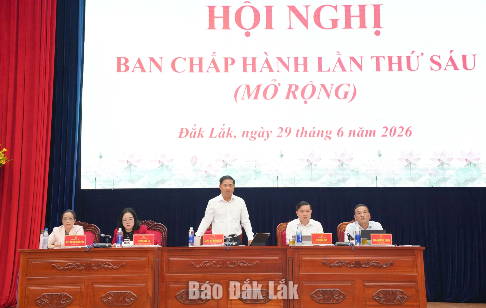 Các đồng chí Thường trực Tỉnh ủy chủ trì hội nghị.