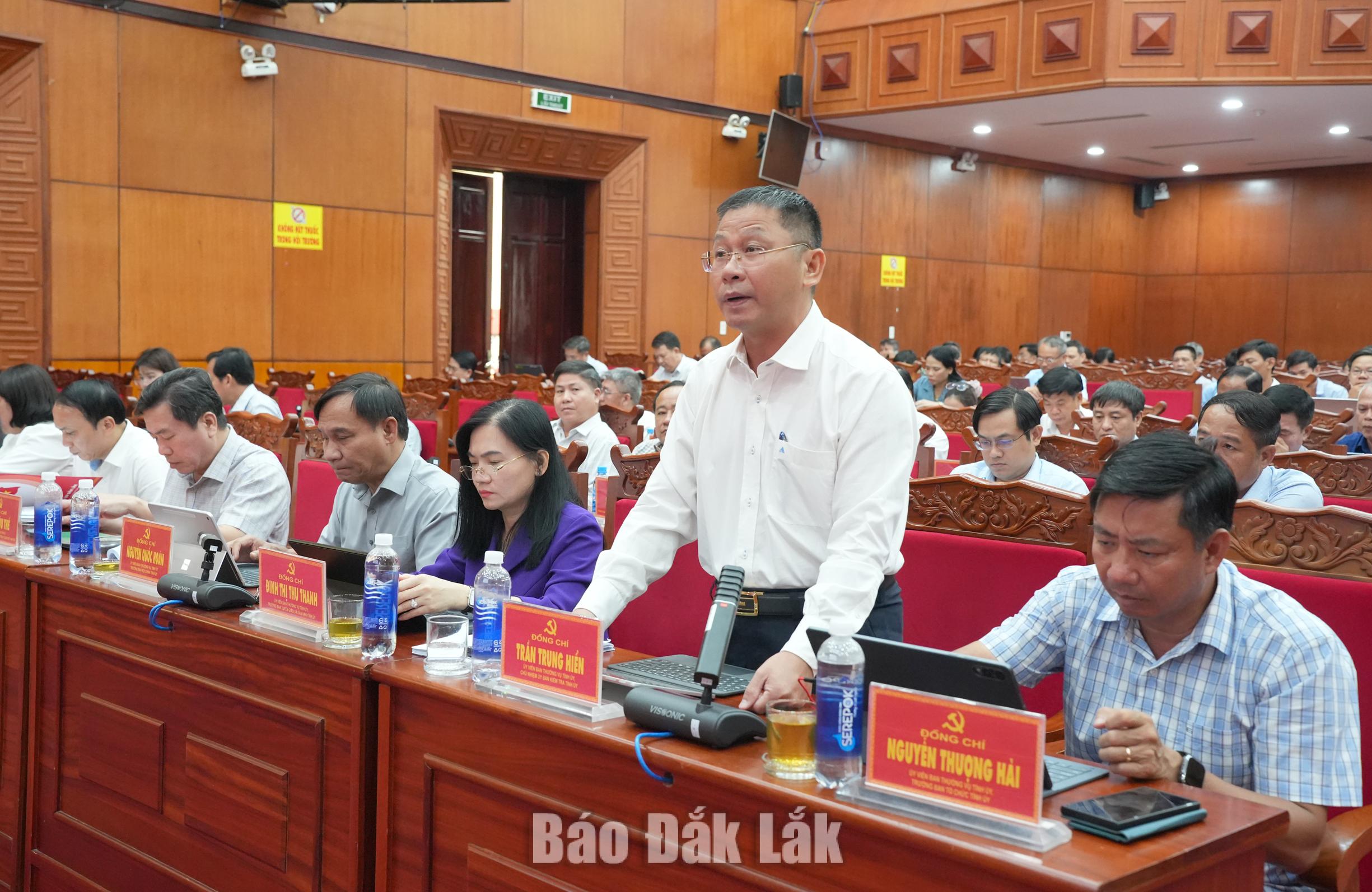 Đồng chí Trần Trung Hiển, Ủy viên Ban Thường vụ Tỉnh ủy, Chủ nhiệm Ủy ban Kiểm tra Tỉnh ủy phát biểu tại hội nghị.
