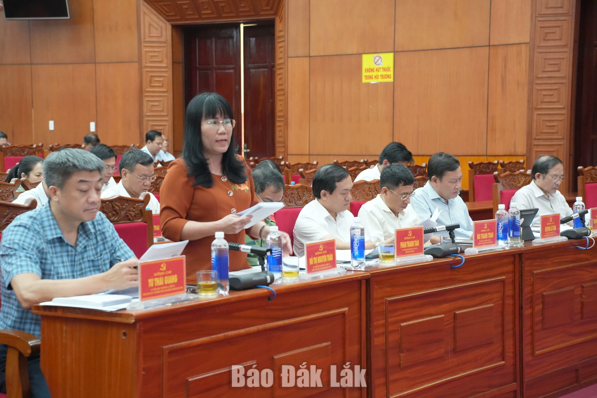 Đồng chí Hồ Thị Nguyên Thảo, Ủy viên Ban Thường vụ Tỉnh ủy, Phó Chủ tịch Thường trực UBND tỉnh phát biểu làm rõ một số nội dung liên quan đến công tác điều hành, thực hiện các mục tiêu phát triển kinh tế - xã hội của tỉnh.