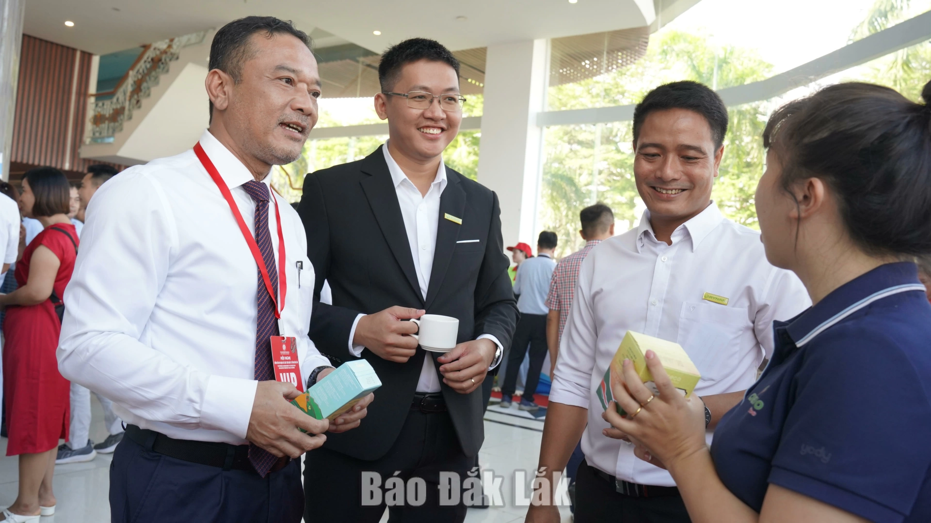 Đồng chí Y Giang Gry Niê Knơng trao đổi với các đại diện các doanh nghiệp, nhà đầu tư bên lề hội nghị