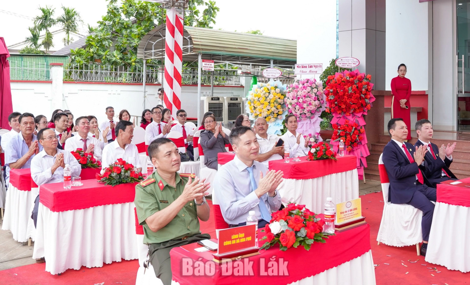 Các đại biểu thma dự lễ khai trương.