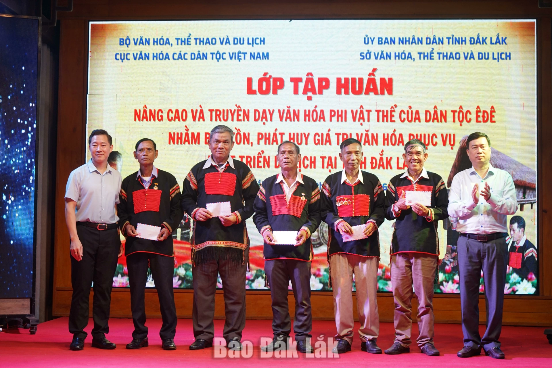 Truyền dạy văn hóa phi vật thể của dân tộc Êđê 3 Ban tổ chức trao quà tặng các nghệ nhân ưu tú tham gia chương trình tập huấn