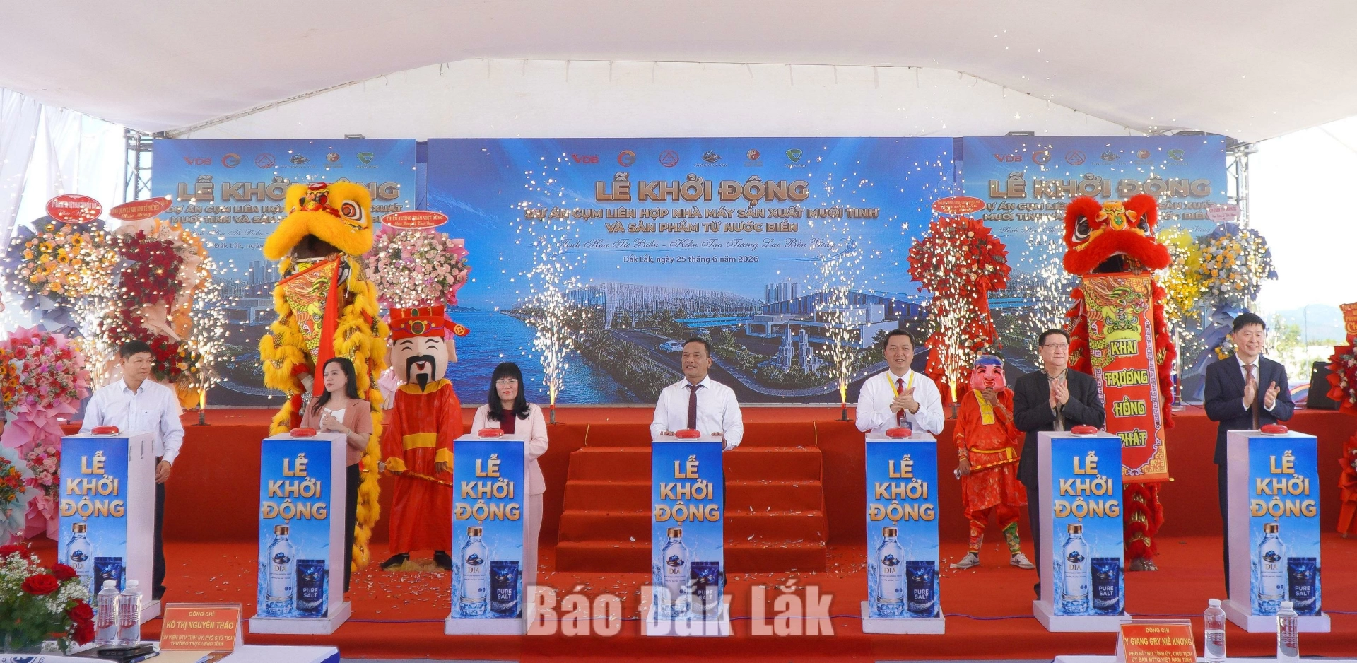 Các đại biểu và nhà đầu tư đã thực hiện nghi thức bấm nút, chính thức phát lệnh triển khai xây dựng dự án