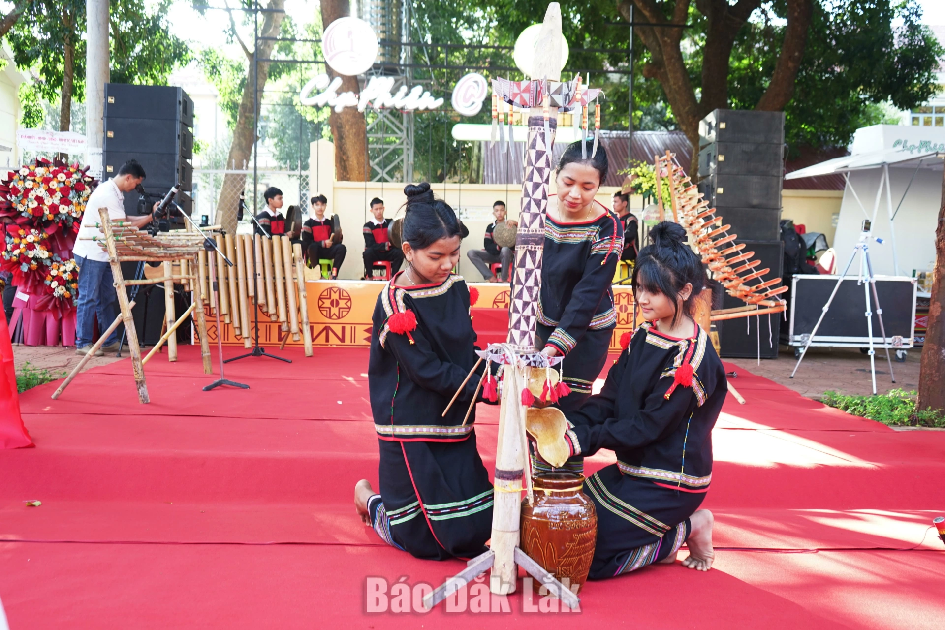 Cắt giảm thủ tục hành chính: Tạo động lực phát triển văn hóa, thể thao và du lịch 2 UBND tỉnh ủy quyền cho Sở VH-TT&DL thẩm quyền cấp phép tổ chức biểu diễn nghệ thuật trên địa bàn. Trong ảnh: Một chương trình nghệ thuật diễn ra trên địa bàn phường Buôn Ma Thuột.