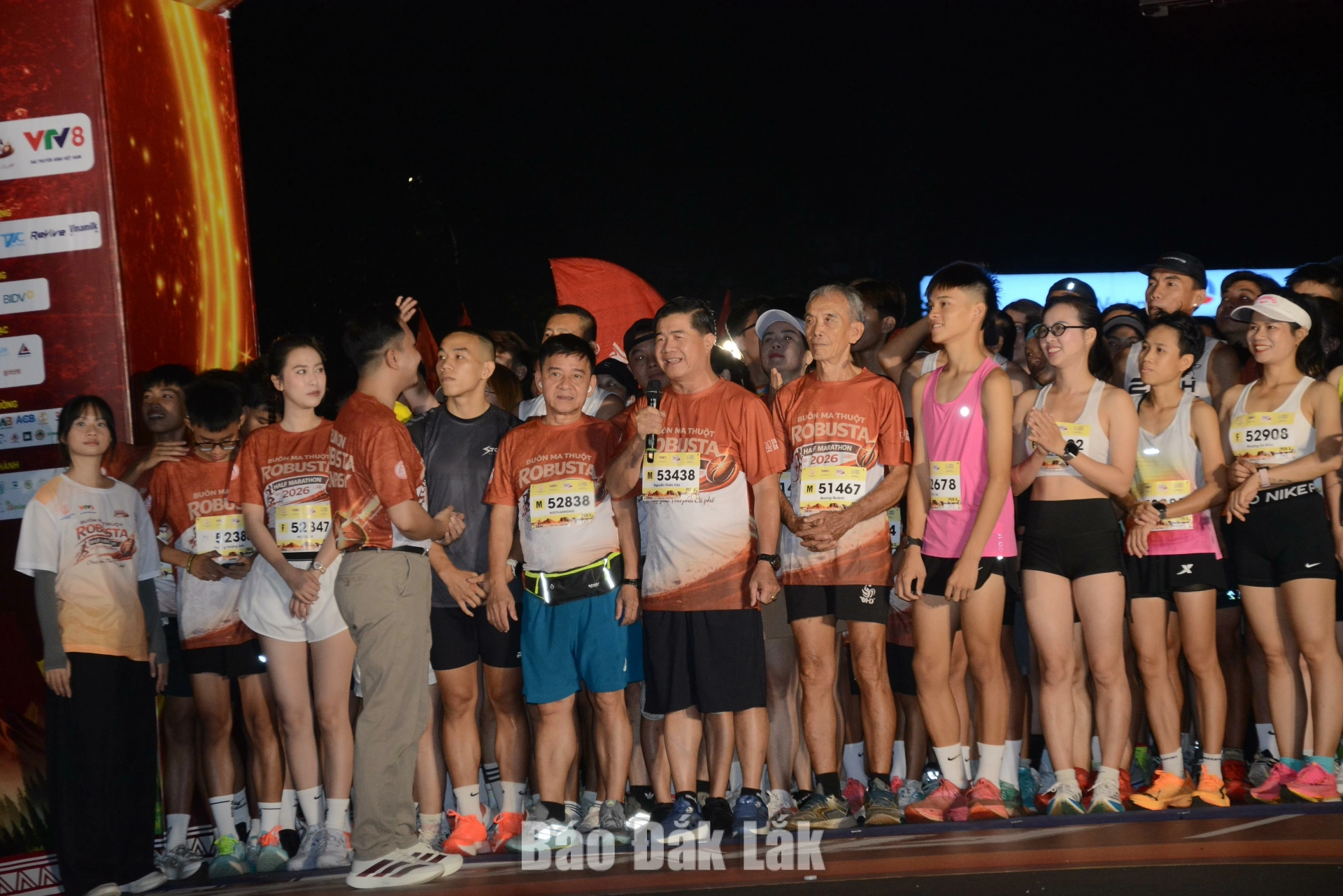 Sôi nổi Giải chạy Buôn Ma Thuột Robusta Half Marathon VTV8 2026 1 Phó Chủ tịch UBND tỉnh Đắk LắkNguyễn Thiên Văn chào mừng các vận động viên đến với giải chạy.
