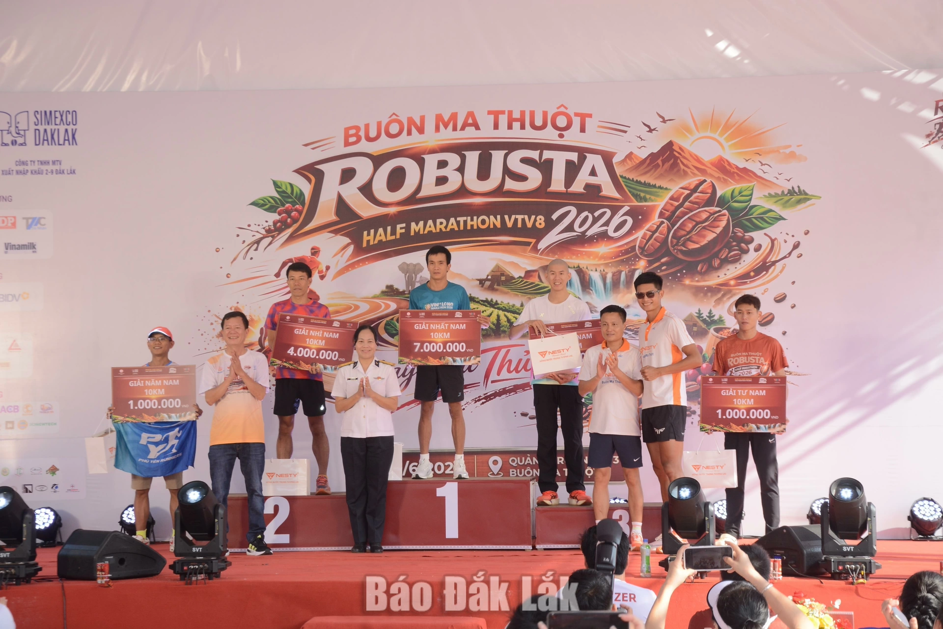 Sôi nổi Giải chạy Buôn Ma Thuột Robusta Half Marathon VTV8 2026 4 Ban tổ chức trao giải cho vận