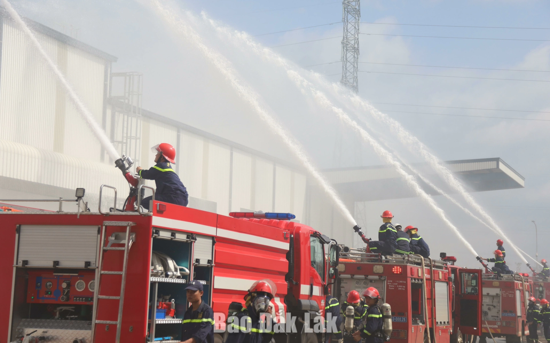 Lực lượng chữa cháy chuyên nghiệp sử dụng vòi phun cao áp để chữa cháy.