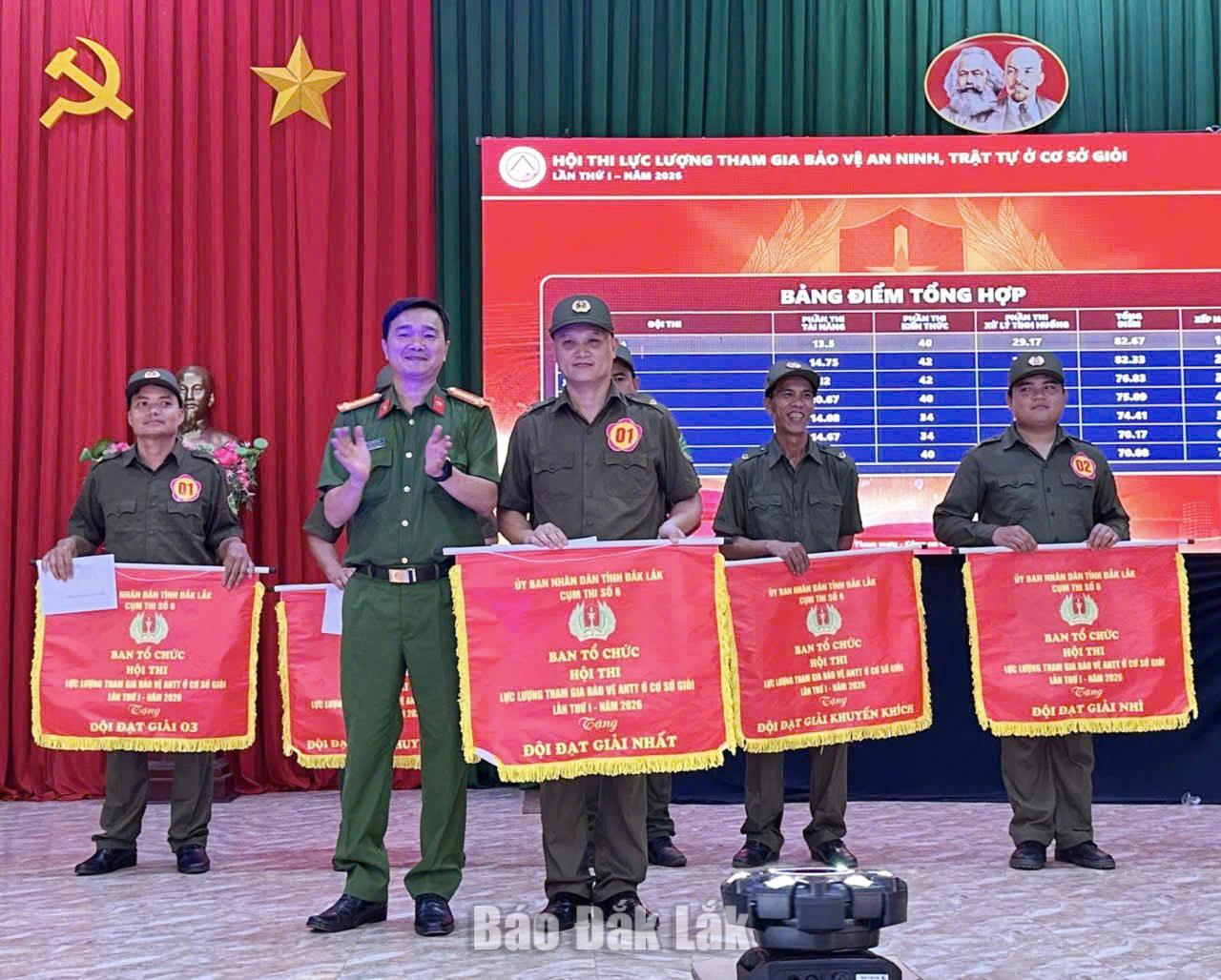 Quảng Phú đoạt giải Nhất Hội thi bảo vệ ANTT ở cơ sở Cụm thi số 6 3 Ban Tổ chức trao giải Nhất cho đội thi xã Quảng Phú.