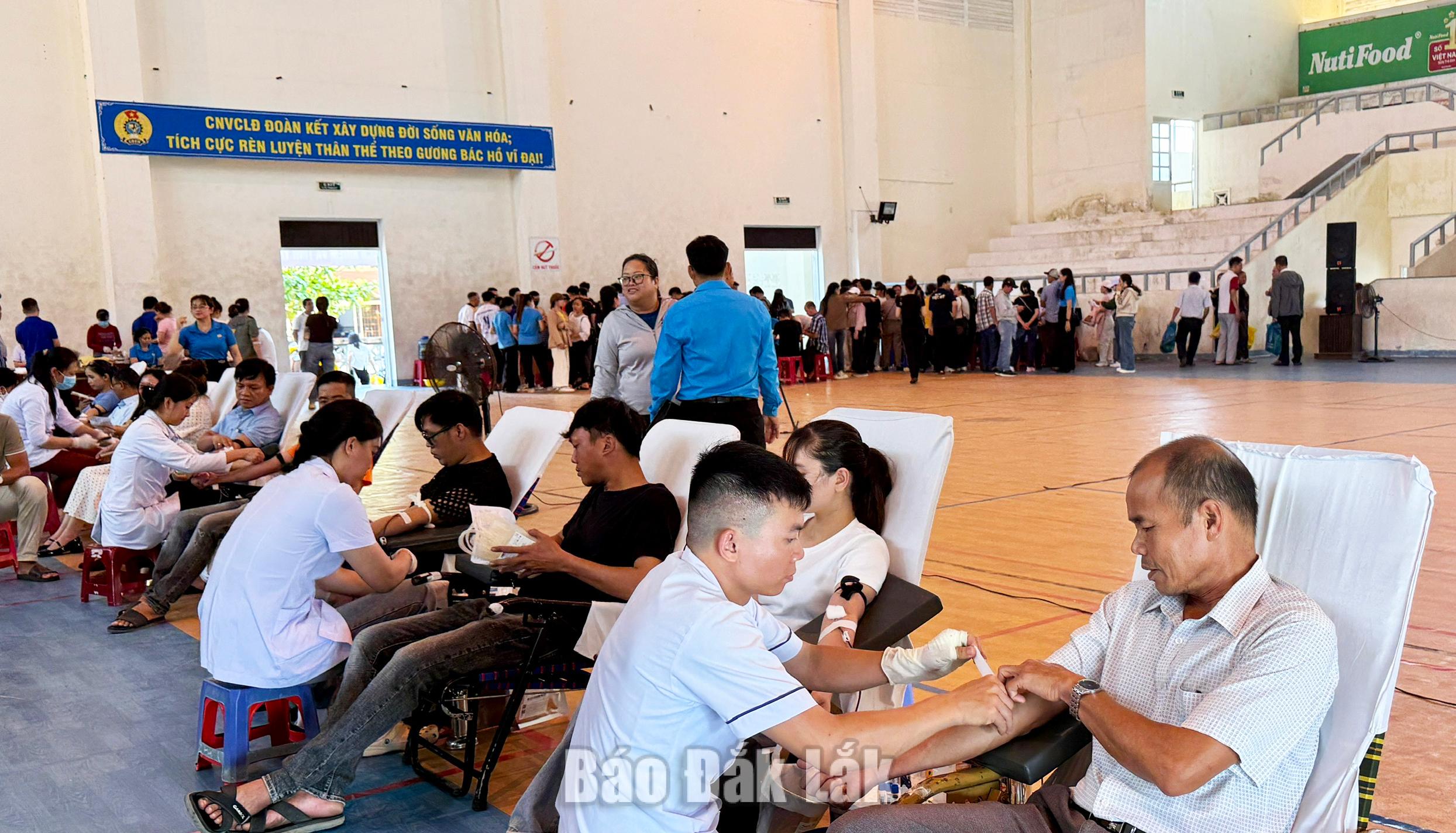 Đông đảo cán bộ, đoàn viên, người lao động hiến máu tại chương trình.