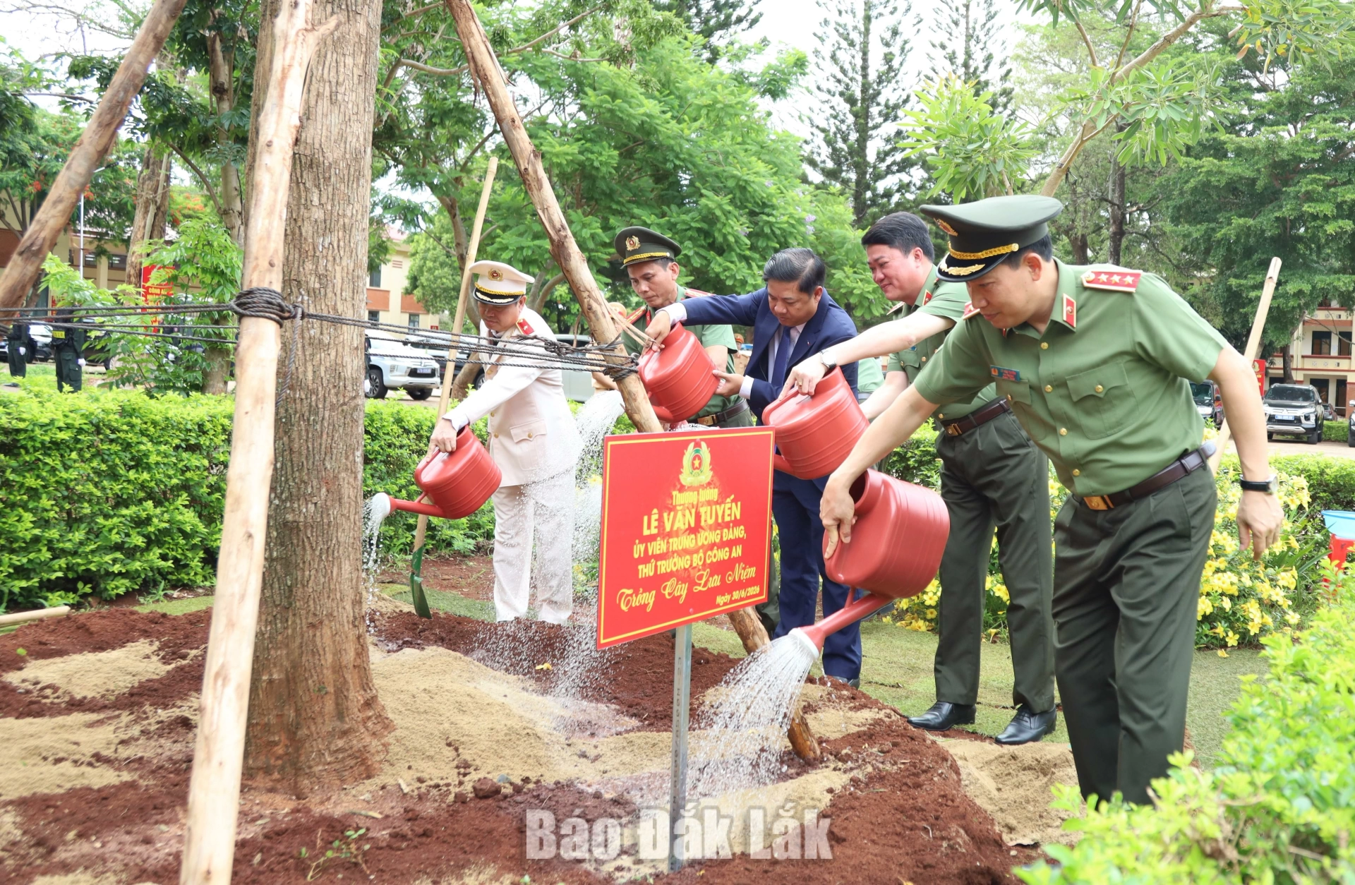 Và trồng cây lưu niệm tặng Trường.