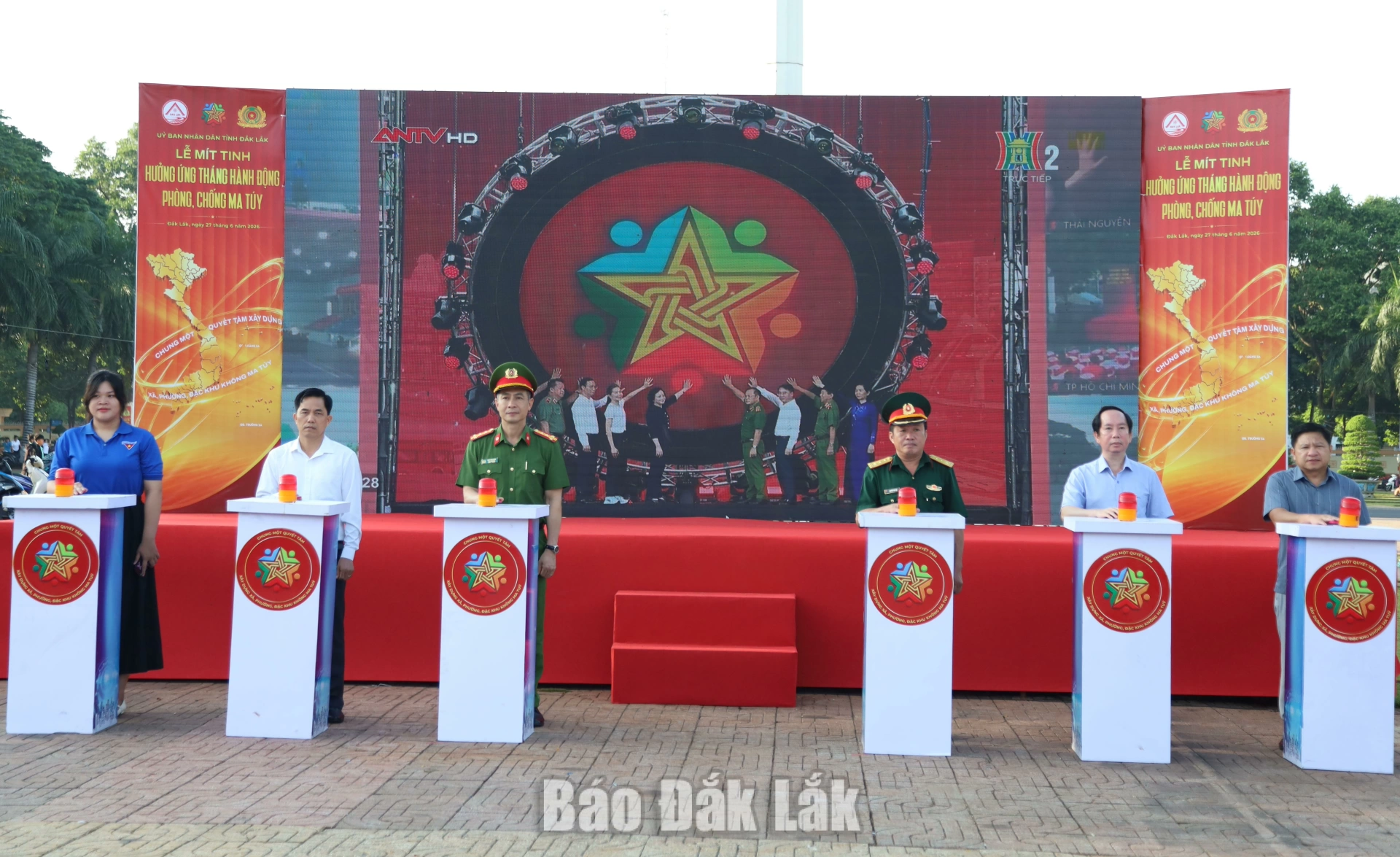 Các đại biểu thực hiện nghi thức nhấn nút khởi động chương trình.