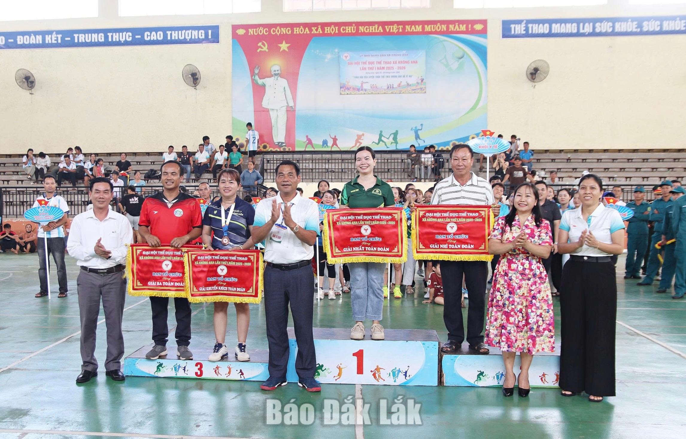 Ban tổ chức trao giải toàn đoàn cho các đơn vị.