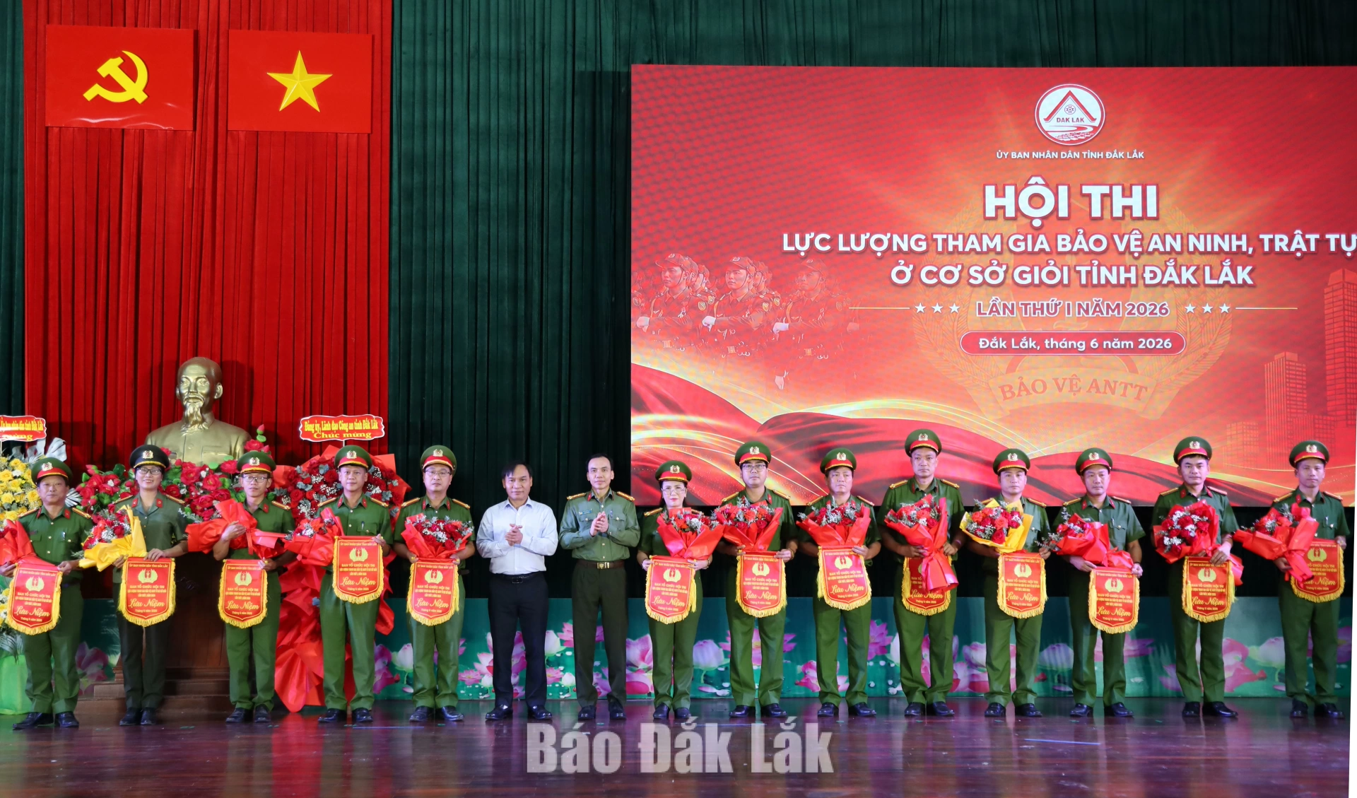 Ban Tổ chức hội thi tặng hoa chúc mừng các đội thi.