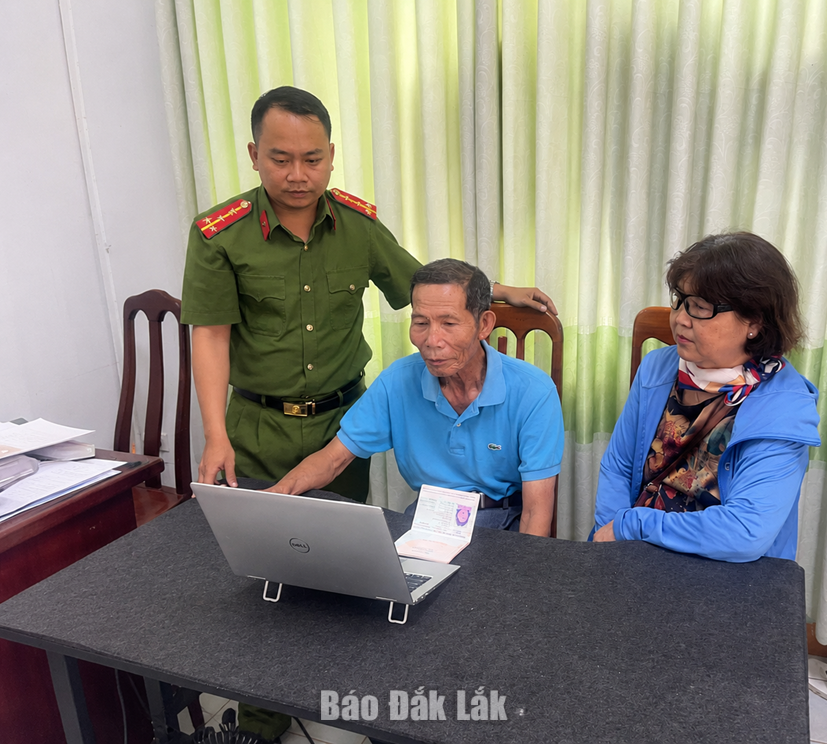 Số hóa công tác quản lý ngành nghề kinh doanh có điều kiện 2 Cán bộ Cảnh sát khu vực Công an phường Xuân Đài hướng dẫn người dân khai báo tạm trú cho người nước ngoài trên hệ thống điện tử của Bộ Công an. (Ảnh: Công an cung cấp)