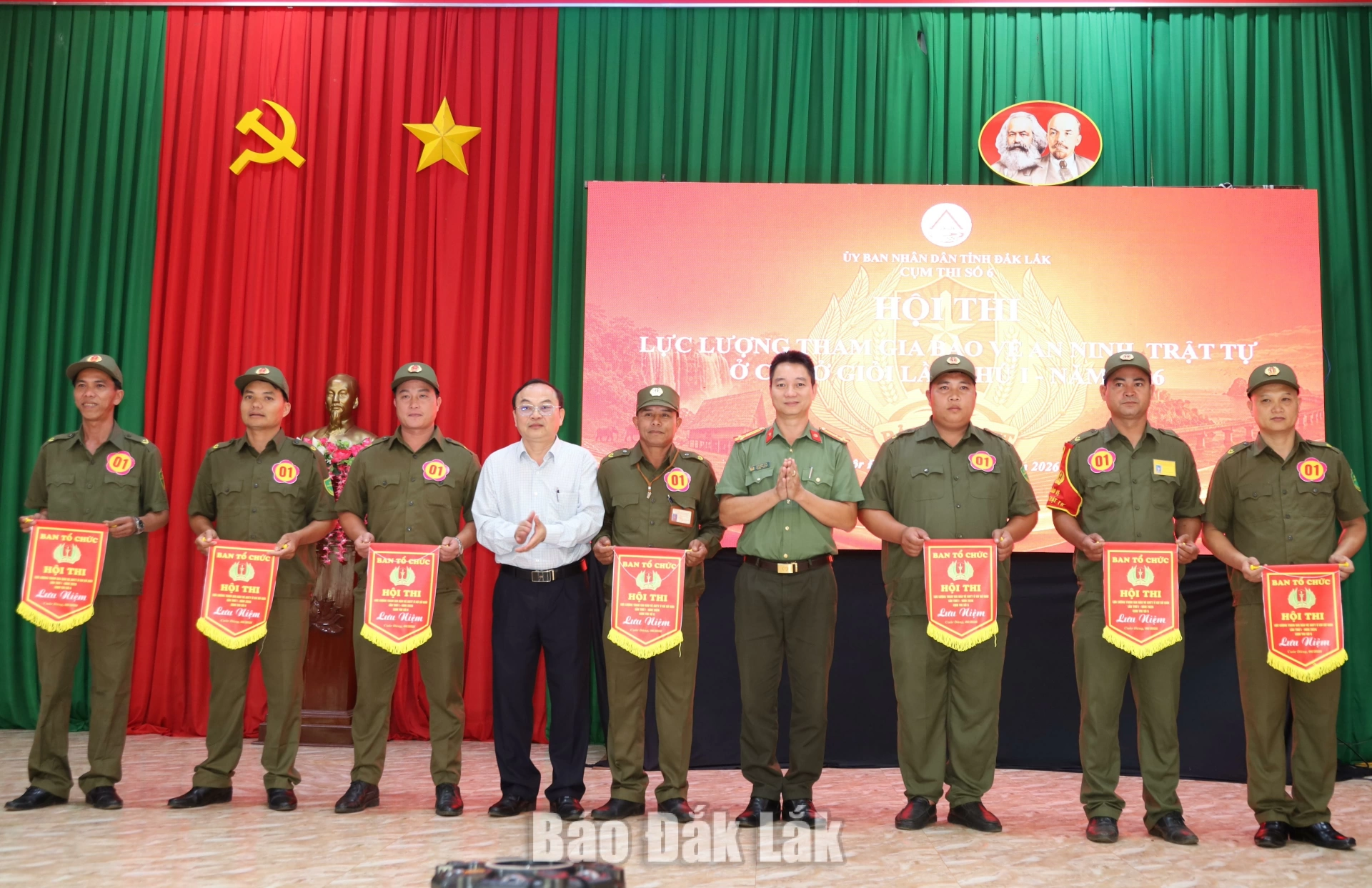 Quảng Phú đoạt giải Nhất Hội thi bảo vệ ANTT ở cơ sở Cụm thi số 6 2 Ban Tổ chức tặng cờ thi đua cho các đội thi.