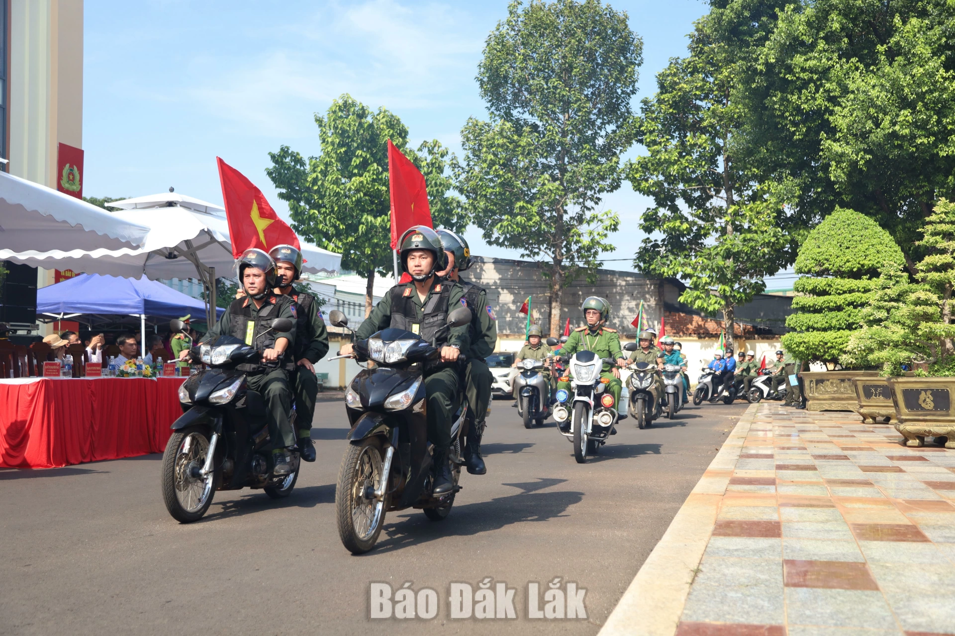 Ra quân hỗ trợ người dân kích hoạt VNeID, thực hiện Đề án 06 8 Các lực lượng Công an, đoàn viên, thanh niên ra quân.