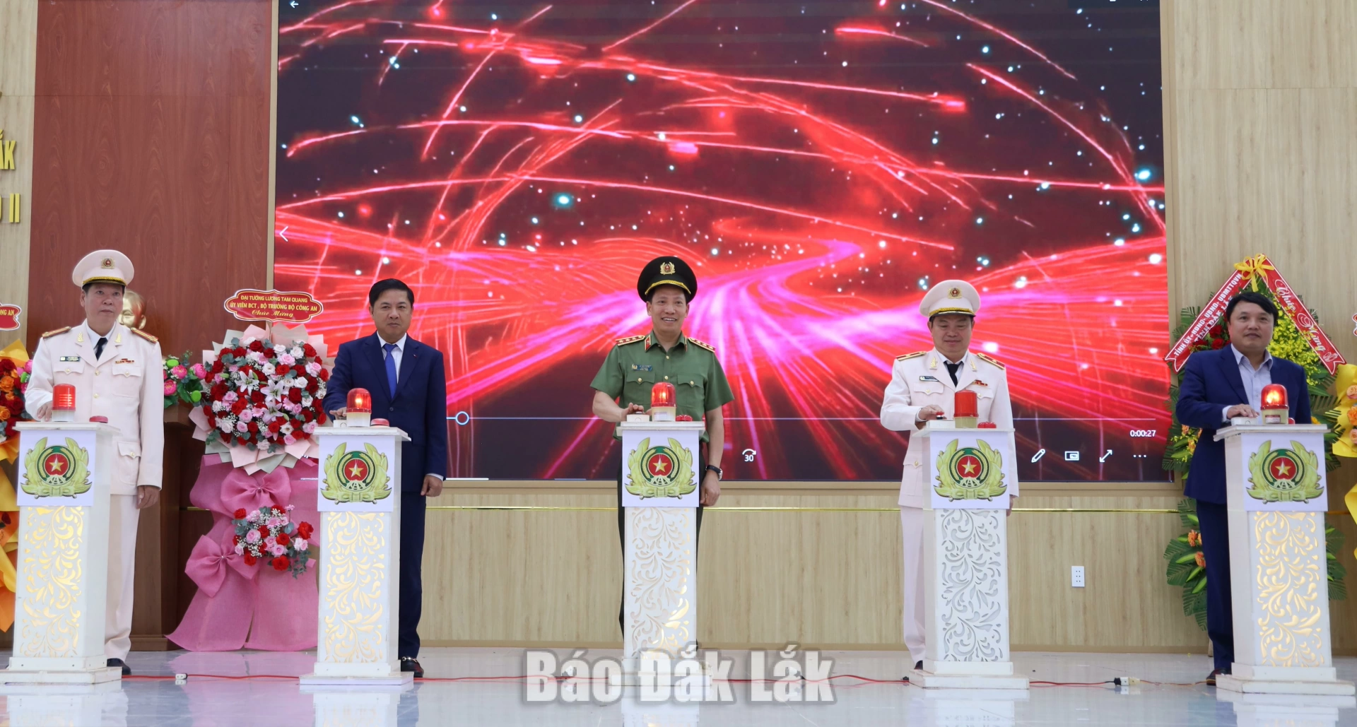 Các đại biểu thực hiện nghi thức nhấn nút khai bút mở trường.