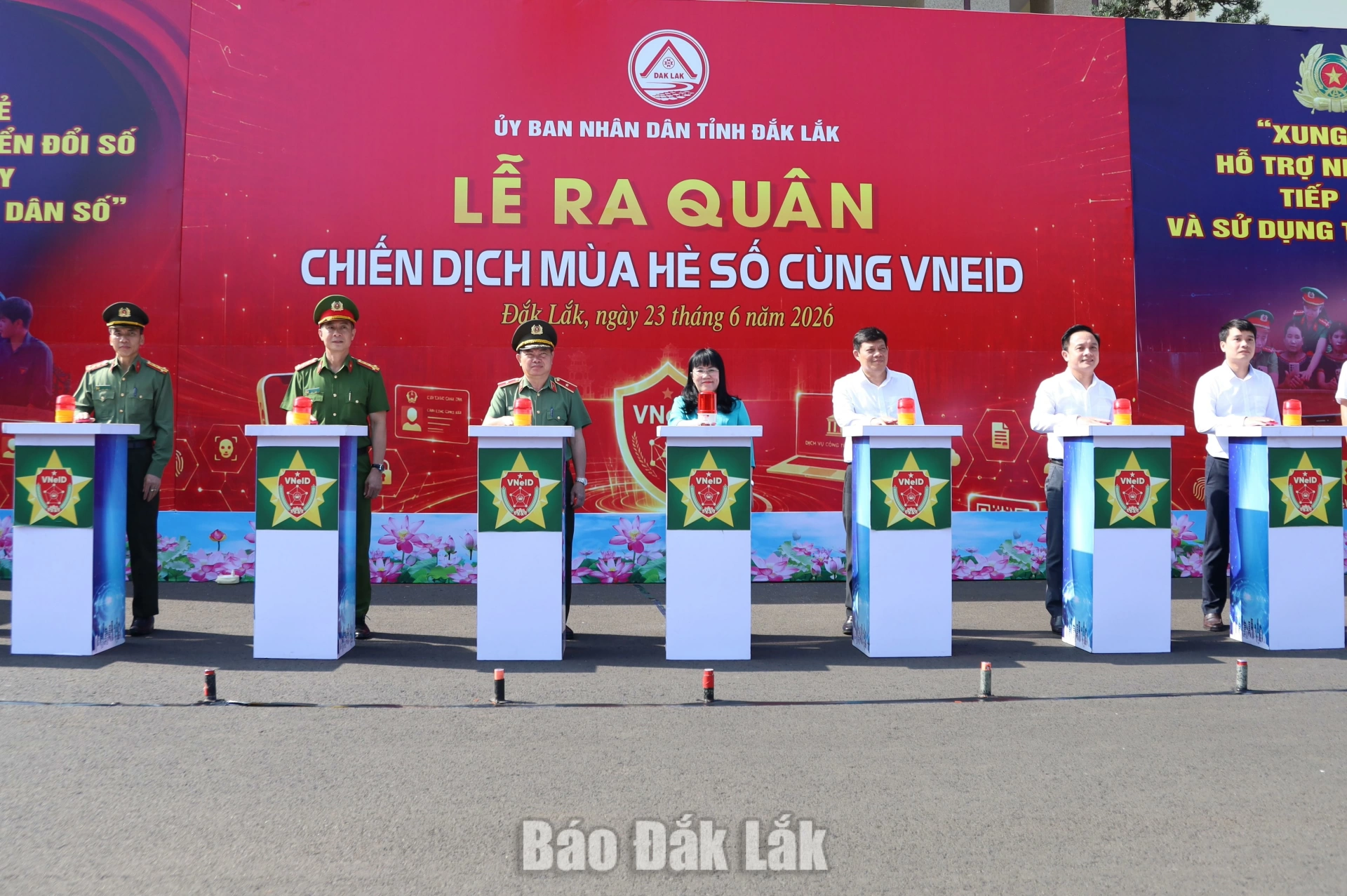 Ra quân hỗ trợ người dân kích hoạt VNeID, thực hiện Đề án 06 7 Các đại biểu thực hiện nghi thức nhấn nút ra quân chiến dịch