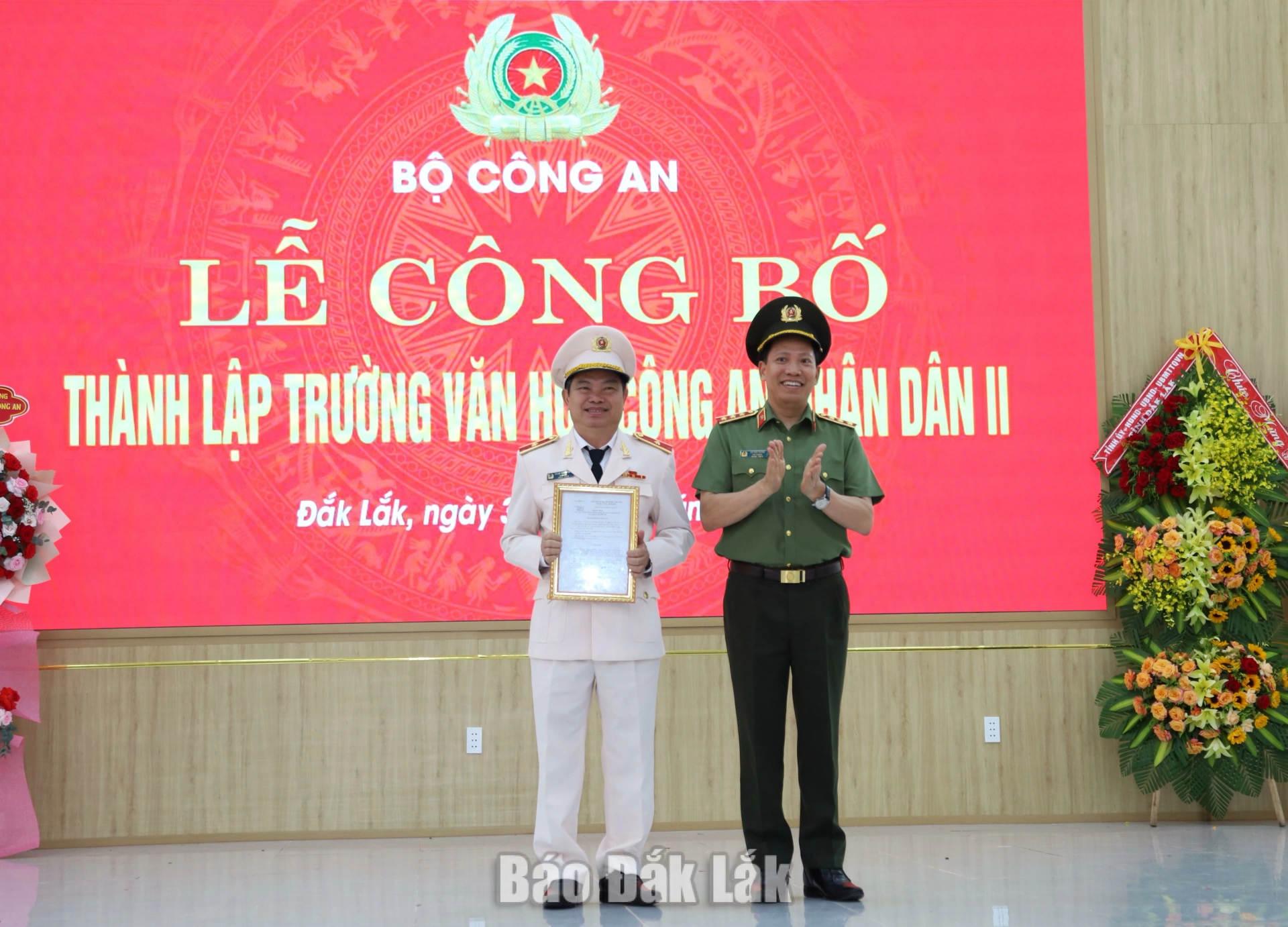 Thiếu tướng Phan Thanh Tám, Ủy viên Ban Thường vụ Tỉnh ủy, Giám đốc Công an tỉnh Đắk Lắk nhận Bằng khen của Bộ Công an.