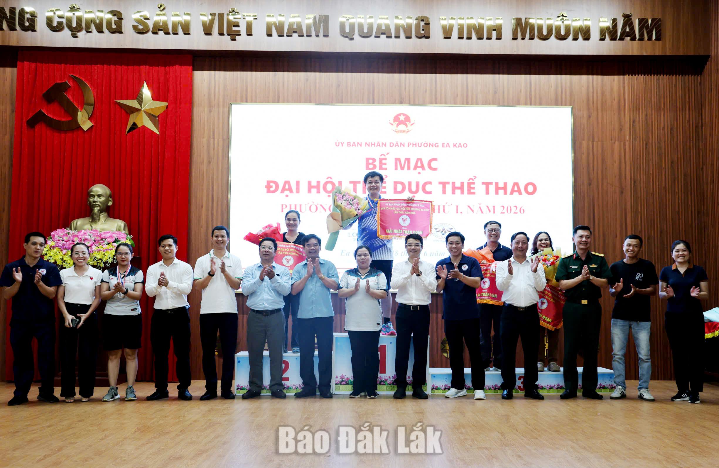 Lãnh đạo phường Ea Kao trao giải và chụp ảnh lưu niệm với đại diện các đơn vị nhận giải nhất, nhì, ba toàn đoàn.