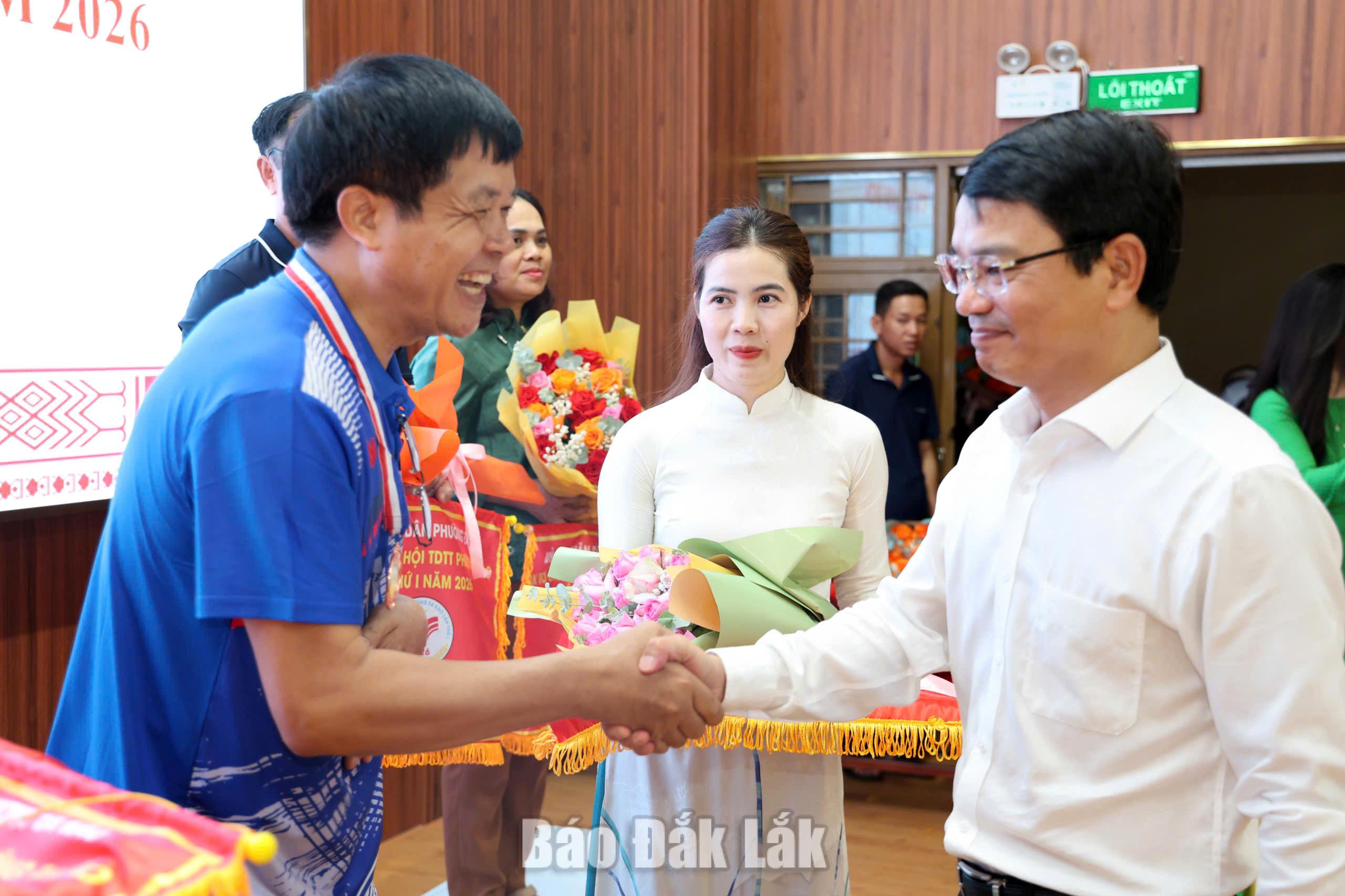 Bí thư Đảng ủy, Chủ tịch HĐND phường Ea Kao Đặng Gia Duẩn trao cờ và giải nhất toàn đoàn cho đại diện Khối trường học. 